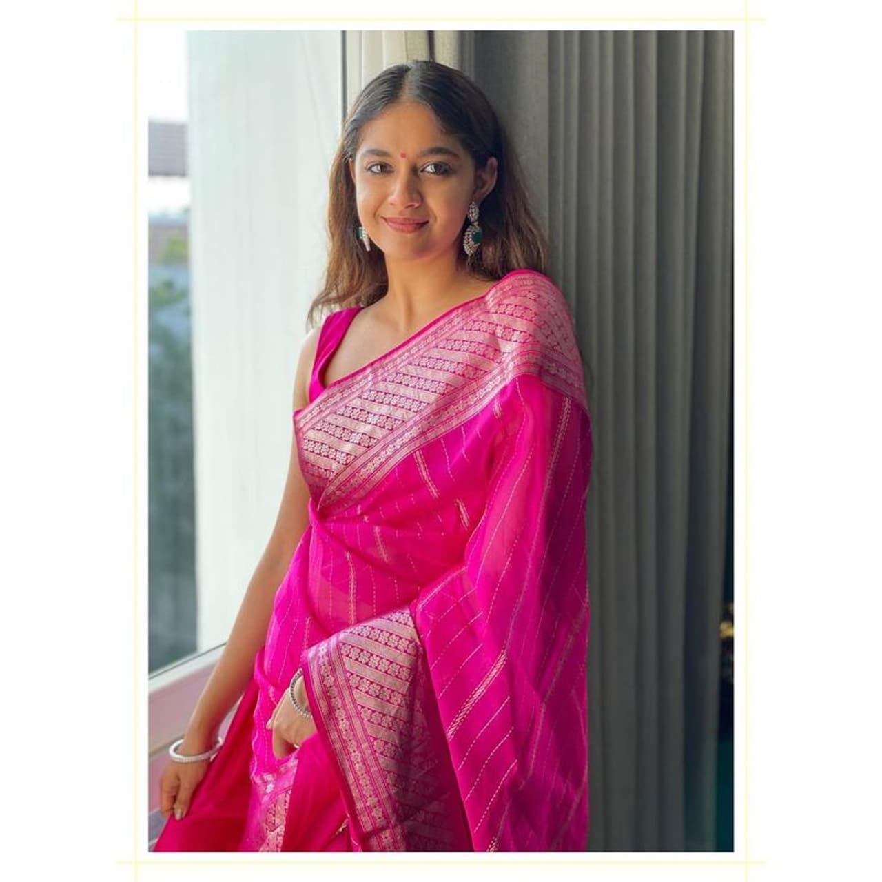 పింక్ శారీలో స్లీవ్ లెస్ బ్లౌజ్ ధరించి దిగిన ఫోటోలను కీర్తిసురేష్ సోషల్ మీడియా ద్వారా పంచుకోగా, అవి అభిమానులను పిచ్చెక్కిస్తున్నాయి. పింక్ శారీలో స్లీవ్ లెస్ బ్లౌజ్ ధరించి దిగిన ఫోటోలను కీర్తిసురేష్ సోషల్ మీడియా ద్వారా పంచుకోగా, అవి అభిమానులను పిచ్చెక్కిస్తున్నాయి.