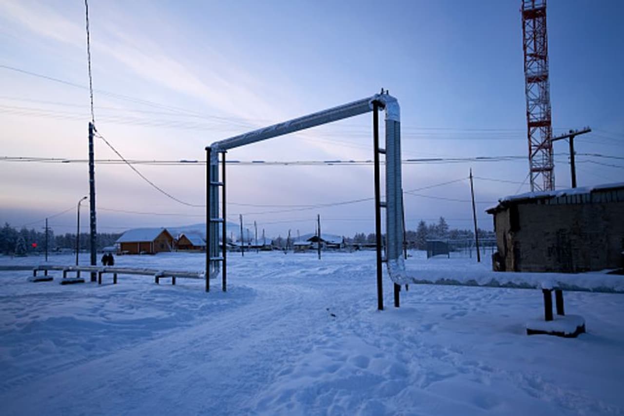 <p>അവിടുത്തെ തണുപ്പിൽ ആളുകളുടെ കൺപീലികളിൽ മഞ്ഞ് വന്നുമൂടുന്നു. കാറുകൾ എല്ലാ ദിവസവും എല്ലാ നിമിഷവും ഓൺ ആക്കി വയ്ക്കണം ഇല്ലെങ്കിൽ ബാറ്ററി നശിക്കും, മരിച്ചവരെ സംസ്‌കരിക്കുന്നതിന് ദിവസങ്ങളോളം മുൻപ് മണ്ണ് ചൂടാക്കണം. ആർക്കാണ് അത്തരമൊരു കാലാവസ്ഥയിൽ ജീവിക്കാൻ ആഗ്രഹമുണ്ടാവുക എന്ന് ചിന്തിക്കുന്നുണ്ടാകും?</p>