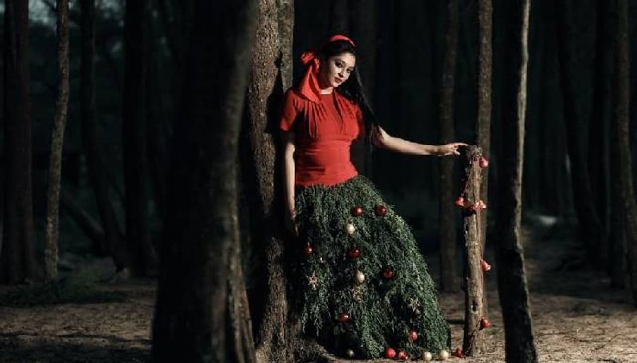 <p>ഒറ്റനോട്ടത്തില് ക്രിസ്മസ് ട്രീക്ക് സമാനമായ വസ്ത്രം ധരിച്ചു നില്ക്കുന്ന നടി വിസ്മയയുടെ ചിത്രങ്ങളാണിത്.<br /> </p> <p>ഒറ്റനോട്ടത്തില് ക്രിസ്മസ് ട്രീക്ക് സമാനമായ വസ്ത്രം ധരിച്ചു നില്ക്കുന്ന നടി വിസ്മയയുടെ ചിത്രങ്ങളാണിത്.<br /> </p>