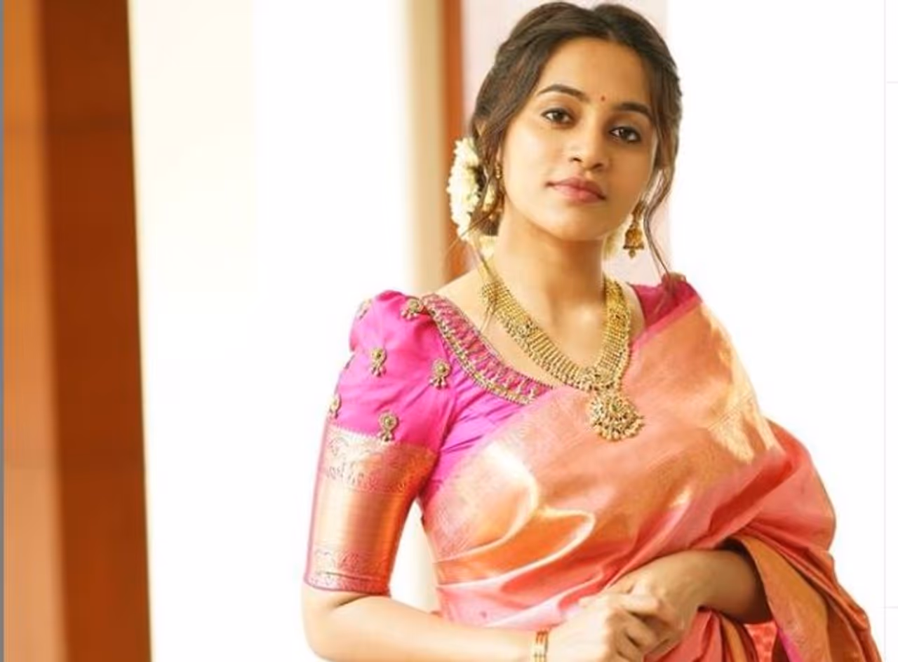 <p>பட்டு புடவையில் ஹீரோயின்களை மிஞ்சும் அழகு </p> <p>பட்டு புடவையில் ஹீரோயின்களை மிஞ்சும் அழகு </p>