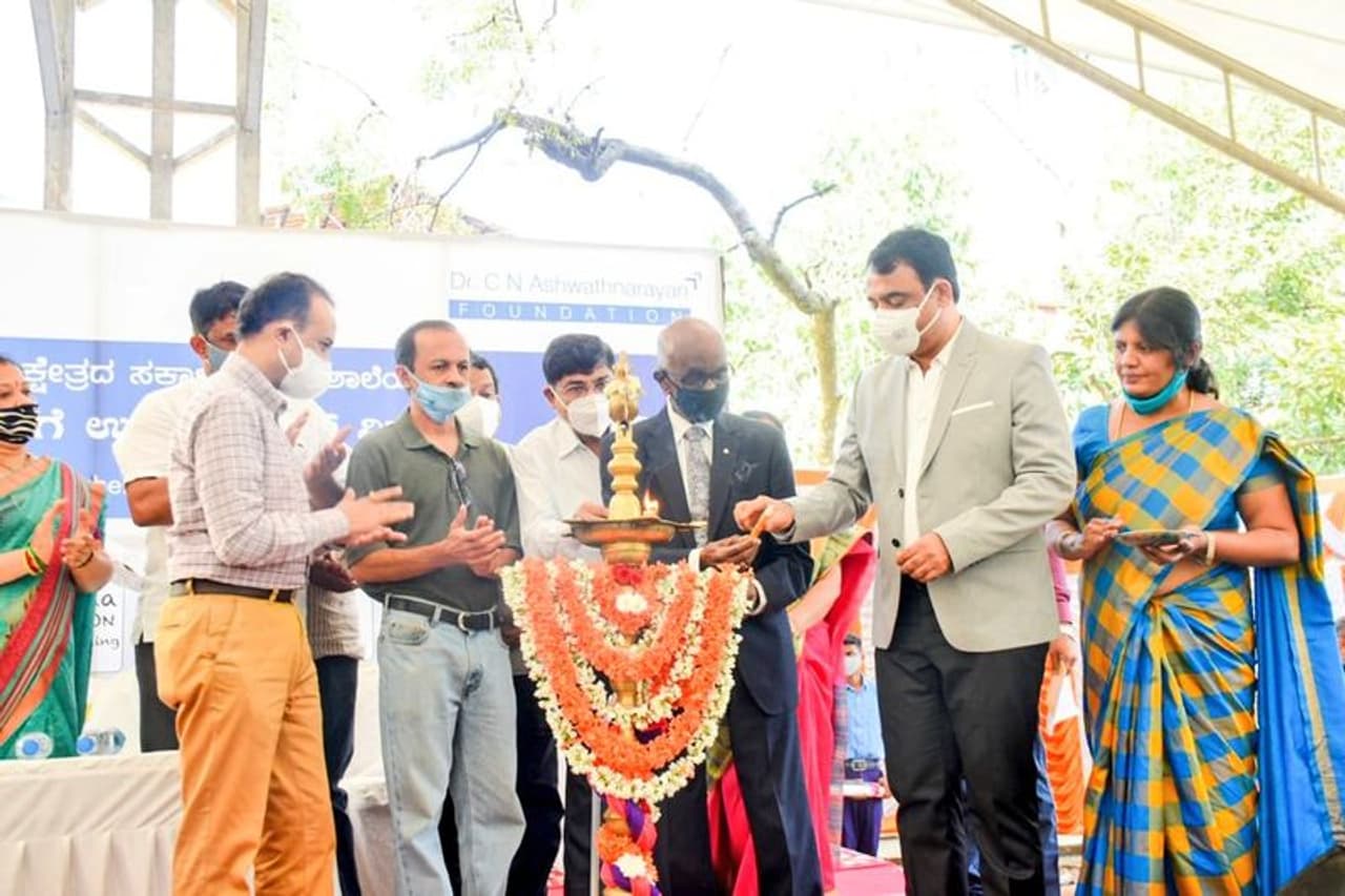 <p>ಕೊರೋನಾ ಕಾರಣದಿಂದ ಡಿಜಿಟಲ್‌ ಕಲಿಕೆ ಅನಿವಾರ್ಯ ಆಗಿರುವುದರಿಂದ ಸರ್ಕಾರಿ ಶಾಲೆ ಮಕ್ಕಳು ಬೋಧನೆ ಮತ್ತು ಕಲಿಕೆಯಲ್ಲಿ ಹಿಂದುಳಿಯಬಾರದು ಎಂದು ಉದ್ದೇಶದಿಂದ ಟ್ಯಾಬ್‌ ವಿತರಿಸಲಾಗಿದೆ. ಟ್ಯಾಬ್‌ ವಿತರಣೆಗೆ ಡಾ. ಸಿ.ಎನ್‌.ಅಶ್ವತ್ಥನಾರಾಯಣ ಫೌಂಡೇಶನ್‌, ಆರ್‌.ವಿ. ಶಿಕ್ಷಣ ತರಬೇತಿ ಸಂಸ್ಥೆ ಮತ್ತು ಶಿಕ್ಷಣ ಫೌಂಡೇಷನ್‌ ಕೈಜೋಡಿಸಿದೆ.</p>