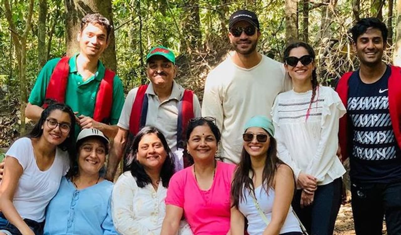 <p>ಅಂಕಿತಾ ಲೋಖಂಡೆ ಕುಟುಂಬ ಮತ್ತು ಸ್ನೇಹಿತರೊಂದಿಗೆ ಕಳೆದ ವರ್ಷ ಹಾಲಿಡೇಗಾಗಿ ಗೋವಾಕ್ಕೆ ಹೋದ ಫೋಟೋವನ್ನು ತಮ್ಮ ಇನ್ಸ್ಟಾಗ್ರಾಮ್ಲ್ಲಿ ಹಂಚಿಕೊಂಡಿದ್ದಾರೆ.</p> <p>ಅಂಕಿತಾ ಲೋಖಂಡೆ ಕುಟುಂಬ ಮತ್ತು ಸ್ನೇಹಿತರೊಂದಿಗೆ ಕಳೆದ ವರ್ಷ ಹಾಲಿಡೇಗಾಗಿ ಗೋವಾಕ್ಕೆ ಹೋದ ಫೋಟೋವನ್ನು ತಮ್ಮ ಇನ್ಸ್ಟಾಗ್ರಾಮ್ಲ್ಲಿ ಹಂಚಿಕೊಂಡಿದ್ದಾರೆ.</p>