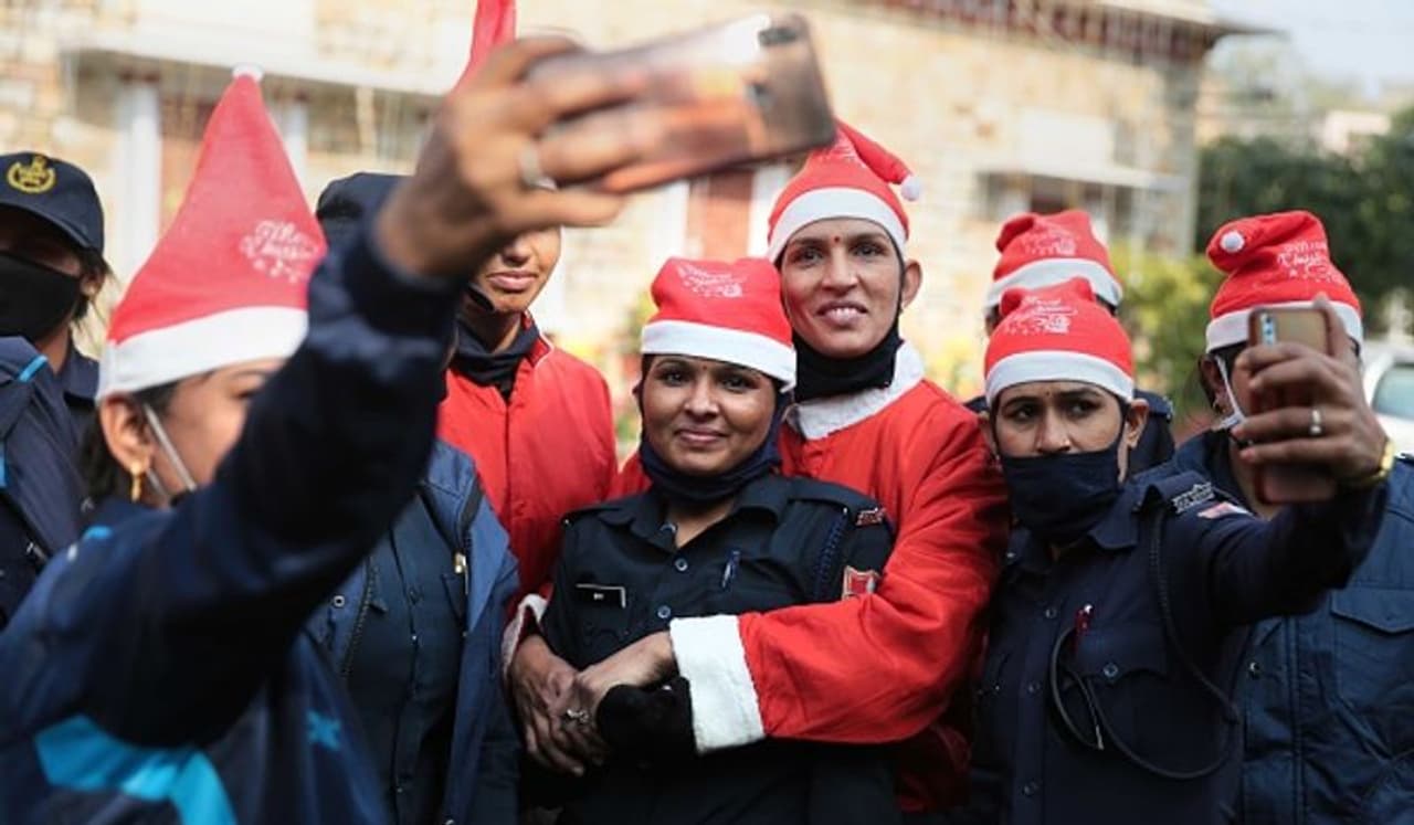 <p>ജയ്പൂരിലെ സെന്‍റ് ആൻഡ്രൂസ് പള്ളിയിൽ നടന്ന ഓൾ വിമൻ നിർഭയ പൊലീസ് സ്ക്വാഡിന്‍റെ ക്രിസ്മസ് ആഘോഷം.&nbsp;</p>