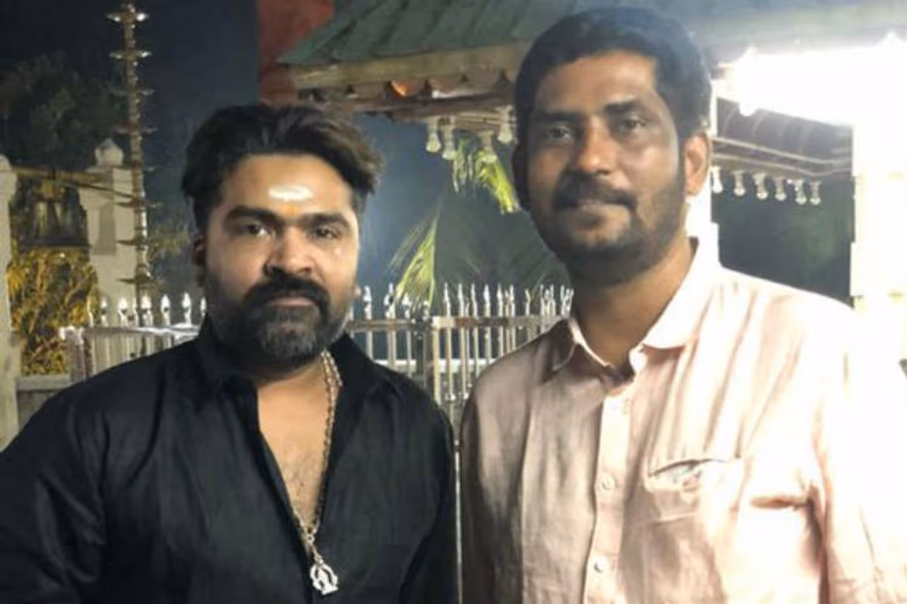 <p>சிம்புவின் கால்ஷீட் சொதப்பல்களால் வெங்கட் பிரபு இயக்கி வந்த மாநாடு திரைப்படம் கைவிடப்படுவதாக அந்த படத்தின் தயாரிப்பாளர் சுரேஷ் காமாட்சி அறிவித்தார். ஆனால் இந்த பிரச்சனையில் தலையிட்ட சிம்புவின் தாயார் உஷா, தனது மகன் சொன்னபடி படத்தை முடித்துக் கொடுப்பார் என உறுதியாளித்தார். </p> <p>சிம்புவின் கால்ஷீட் சொதப்பல்களால் வெங்கட் பிரபு இயக்கி வந்த மாநாடு திரைப்படம் கைவிடப்படுவதாக அந்த படத்தின் தயாரிப்பாளர் சுரேஷ் காமாட்சி அறிவித்தார். ஆனால் இந்த பிரச்சனையில் தலையிட்ட சிம்புவின் தாயார் உஷா, தனது மகன் சொன்னபடி படத்தை முடித்துக் கொடுப்பார் என உறுதியாளித்தார். </p>