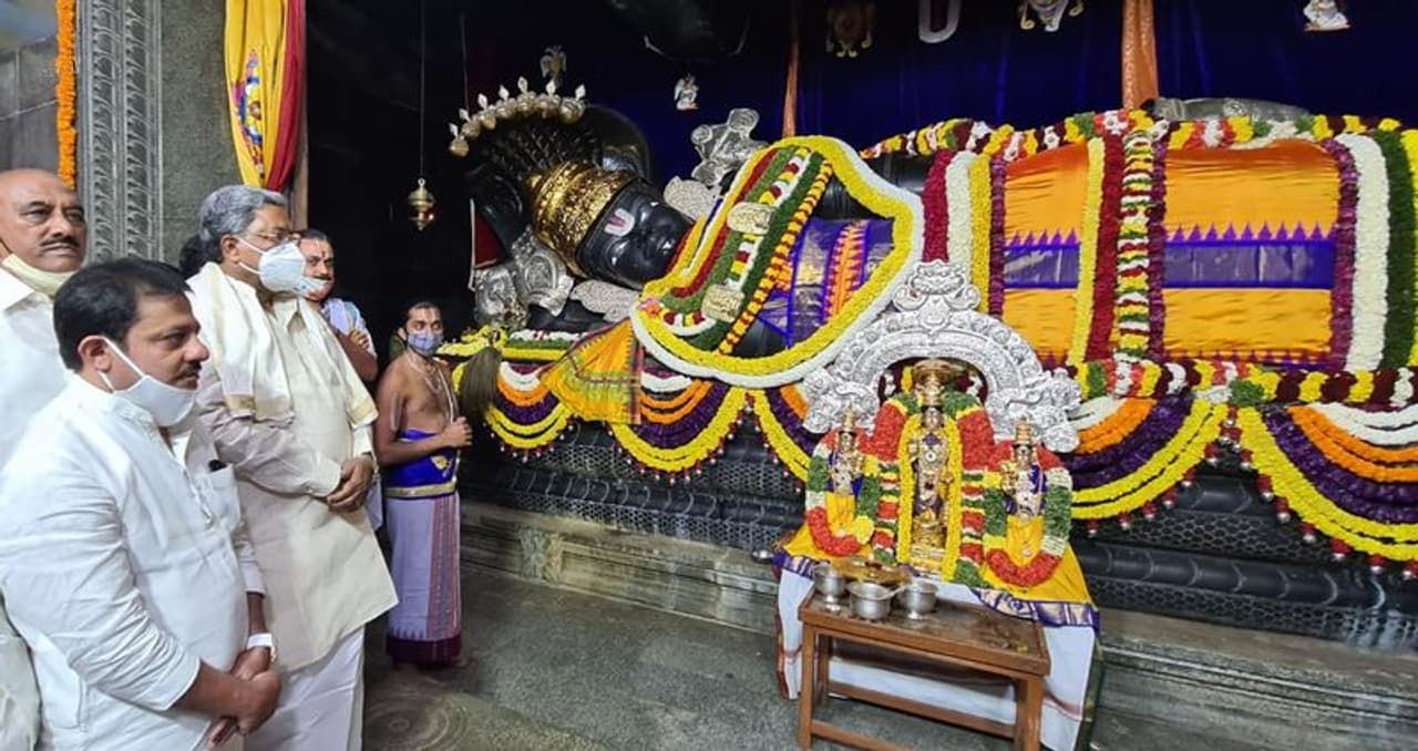 <p>ವೈಕುಂಠ ಏಕಾದಶಿ ನಿಮಿತ್ತ ನಾಡಿನಾದ್ಯಂತ ಸಂಭ್ರಮಾಚರಣೆಗಳು ನಡೆದಿದ್ದು, ವಿಷ್ಣು ದೇಗುಲಗಳಲ್ಲಿ ಭಕ್ತರು ಸರದಿ ನಿಂತು ದೇವರ ದರ್ಶನ ಪಡೆದರು.</p>