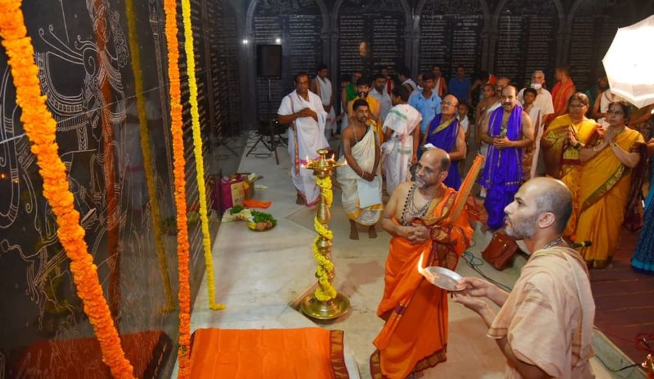 <p>ಗೀತಾಜಯಂತಿ ಉತ್ಸವವು ಉಡುಪಿಯ ಗೀತಾಮಂದಿರದಲ್ಲಿ ವೈಭವದಿಂದ ನಡೆಯಿತು ಪರ್ಯಾಯ ಅದಮಾರು ಕಿರಿಯ ಶ್ರೀ ಶ್ರೀ ಈಶಪ್ರಿಯ ತೀರ್ಥರು ಹಾಗೂ ಪುತ್ತಿಗೆ ಶ್ರೀಗಳವರಾದ ಶ್ರೀ ಶ್ರೀ ಸುಗುಣೀಂದ್ರ ತೀರ್ಥರ ಉಪಸ್ಥಿತಿಯಲ್ಲಿ ನಡೆಯಿತು. ಈ ಸಂದರ್ಭದಲ್ಲಿ ಪರ್ಯಾಯ ಶ್ರೀಗಳು ಅನುಗ್ರಹ ಸಂದೇಶ ನೀಡಿದರು.</p> <p>ಗೀತಾಜಯಂತಿ ಉತ್ಸವವು ಉಡುಪಿಯ ಗೀತಾಮಂದಿರದಲ್ಲಿ ವೈಭವದಿಂದ ನಡೆಯಿತು ಪರ್ಯಾಯ ಅದಮಾರು ಕಿರಿಯ ಶ್ರೀ ಶ್ರೀ ಈಶಪ್ರಿಯ ತೀರ್ಥರು ಹಾಗೂ ಪುತ್ತಿಗೆ ಶ್ರೀಗಳವರಾದ ಶ್ರೀ ಶ್ರೀ ಸುಗುಣೀಂದ್ರ ತೀರ್ಥರ ಉಪಸ್ಥಿತಿಯಲ್ಲಿ ನಡೆಯಿತು. ಈ ಸಂದರ್ಭದಲ್ಲಿ ಪರ್ಯಾಯ ಶ್ರೀಗಳು ಅನುಗ್ರಹ ಸಂದೇಶ ನೀಡಿದರು.</p>