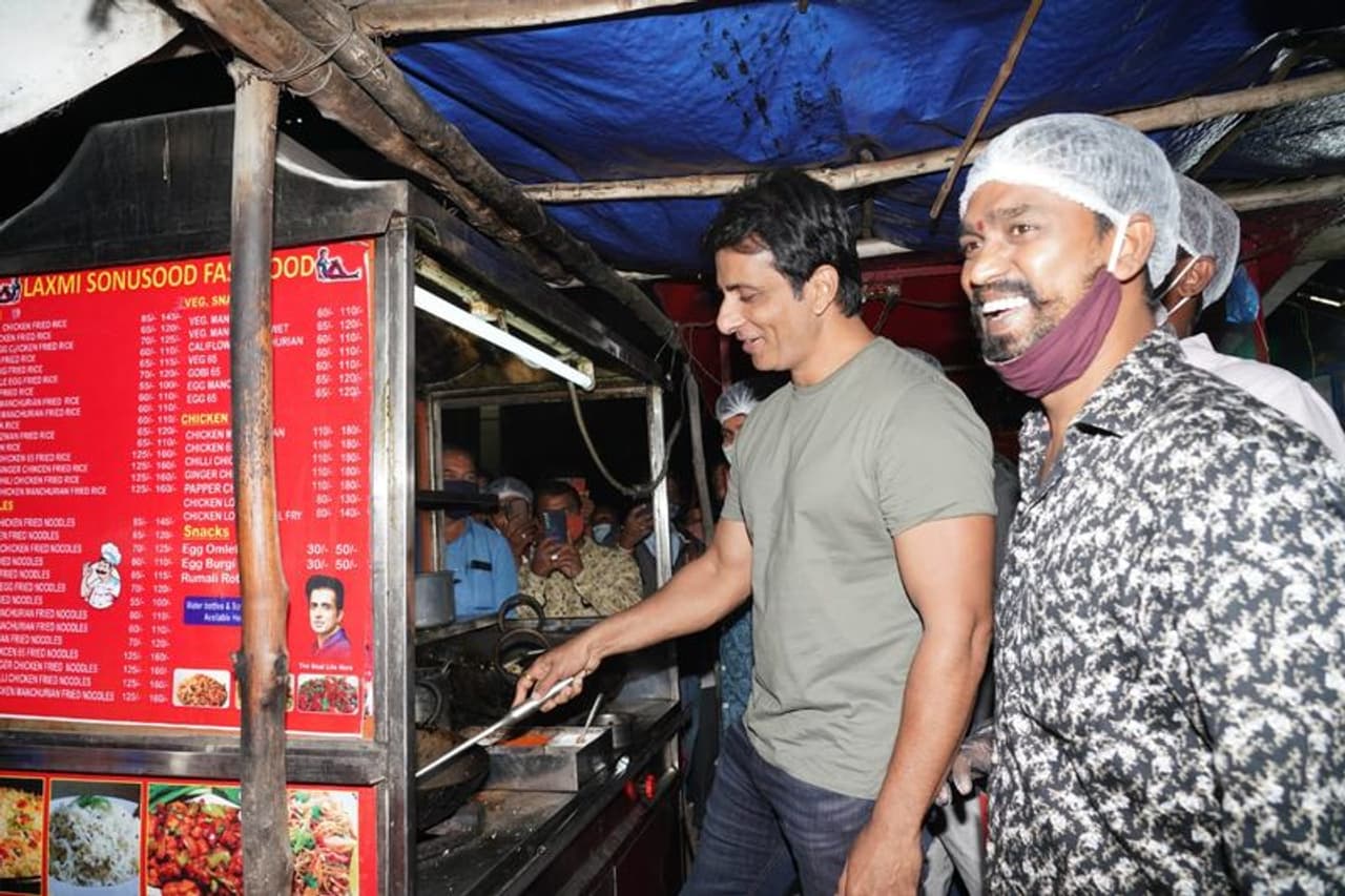 <p style="text align: justify;">కరోనా సమయంలో వలస కూలీల పాలిట దైవంగా మారాడు సోనూసూద్. దేశ వ్యాప్తంగా వేలాది మంది వలస కార్మికులను తమ తమ గమ్య స్థానాలకు చేర్చడంలో సోనూ సూద్ చేసిన సాయం అంతా ఇంతా కాదు</p> <p style="text align: justify;">కరోనా సమయంలో వలస కూలీల పాలిట దైవంగా మారాడు సోనూసూద్. దేశ వ్యాప్తంగా వేలాది మంది వలస కార్మికులను తమ తమ గమ్య స్థానాలకు చేర్చడంలో సోనూ సూద్ చేసిన సాయం అంతా ఇంతా కాదు</p>