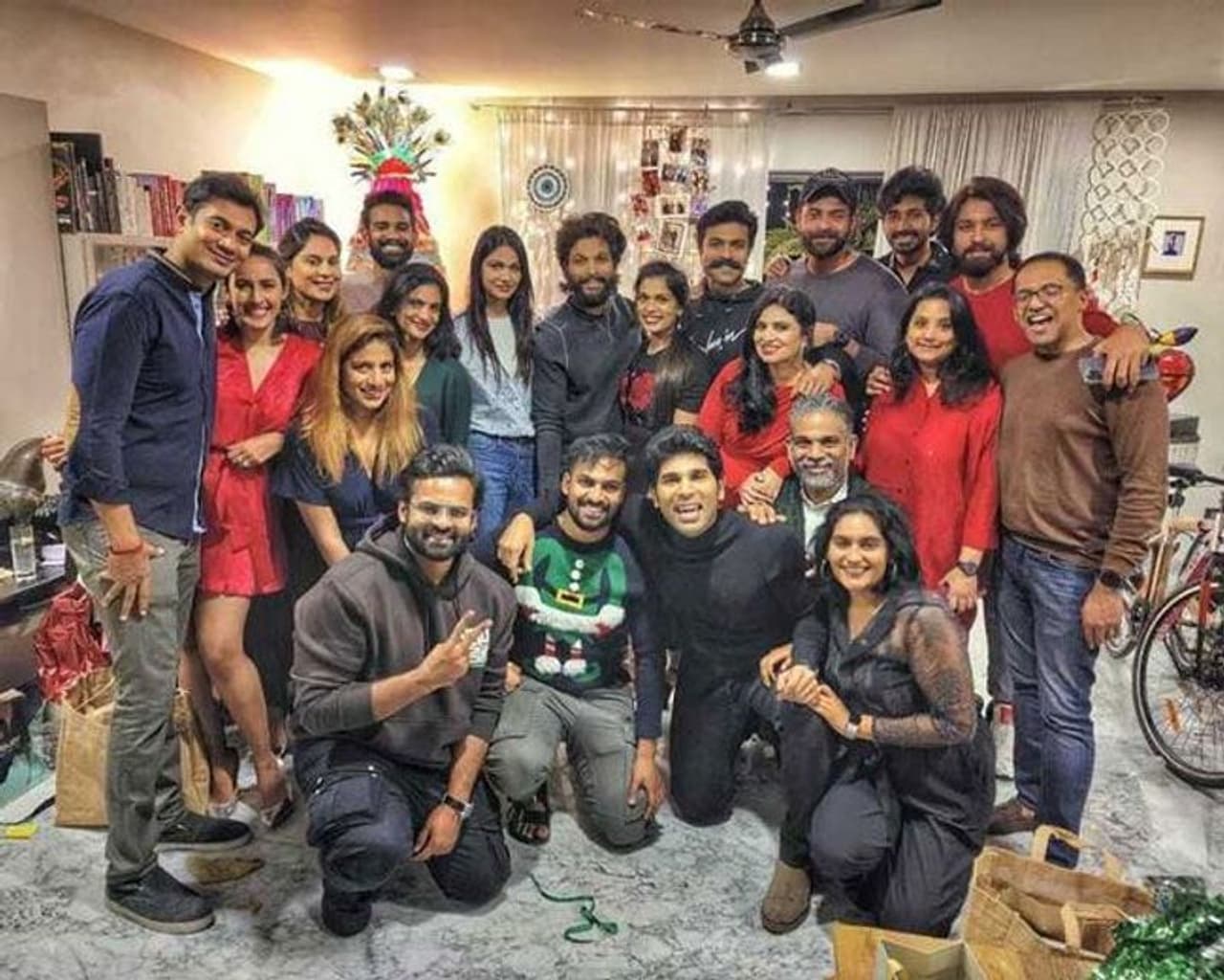 ఈ సందర్భంగా సినీ సెలబ్రిటీలు అభిమనులకు, ప్రజలకు క్రిస్మస్ శుభాకాంక్షలు తెలిపారు. ముఖ్యంగా మెగా ఫ్యామిలీ ఈ వేడుకను ఘనంగా జరుపుకుంది. ఈ సందర్భంగా సినీ సెలబ్రిటీలు అభిమనులకు, ప్రజలకు క్రిస్మస్ శుభాకాంక్షలు తెలిపారు. ముఖ్యంగా మెగా ఫ్యామిలీ ఈ వేడుకను ఘనంగా జరుపుకుంది.