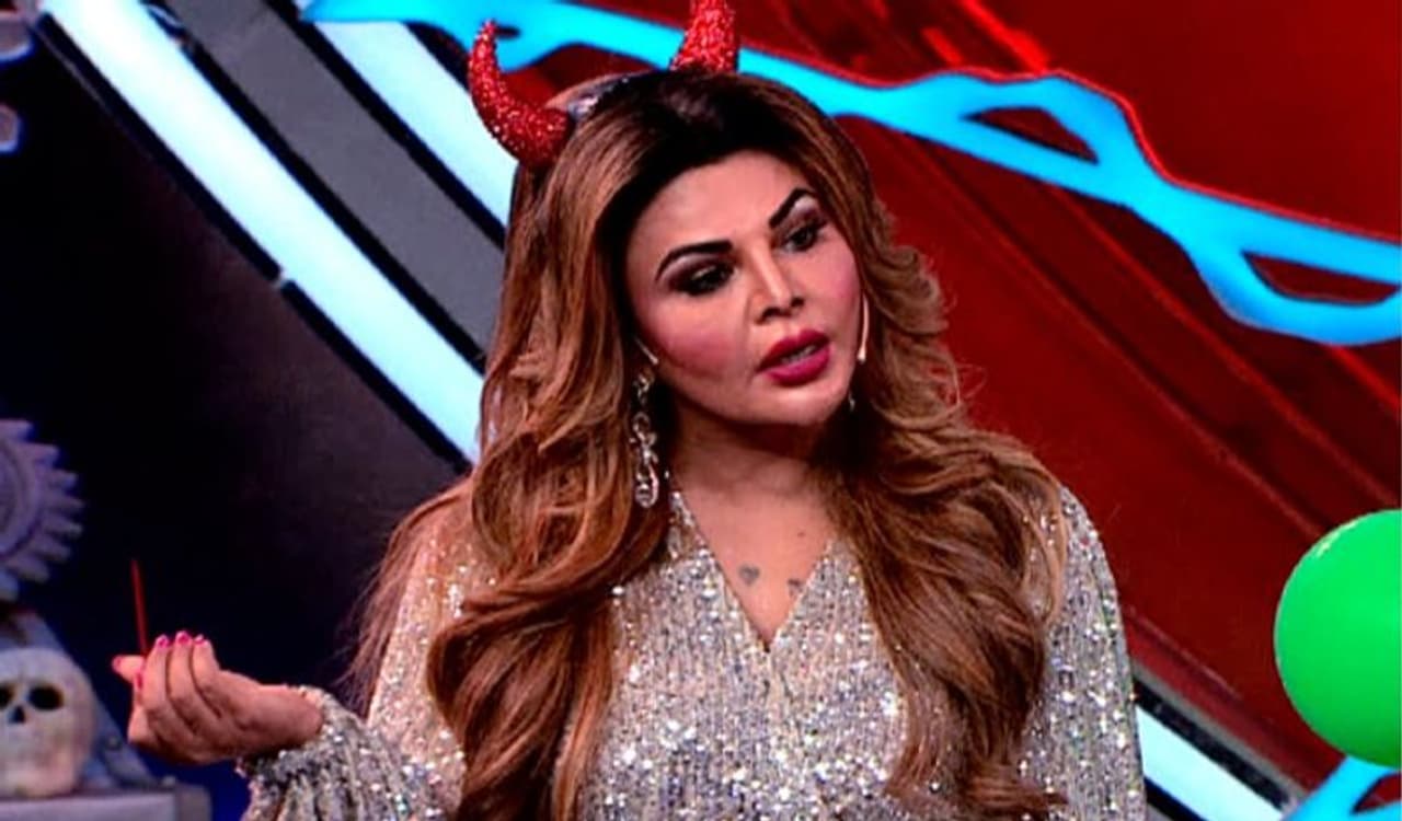 <p style="text align: justify;">Bollywood actor and dancer Rakhi Sawant is always grabbing headlines with her controversial statements, social media posts, comments, and bold attitude. A few months back the actress came out in support of her Bollywood Industry and blamed the netizens for defaming Bollywood and ended up calling India a whole gutter.</p> <p style="text align: justify;">Bollywood actor and dancer Rakhi Sawant is always grabbing headlines with her controversial statements, social media posts, comments, and bold attitude. A few months back the actress came out in support of her Bollywood Industry and blamed the netizens for defaming Bollywood and ended up calling India a whole gutter.</p>