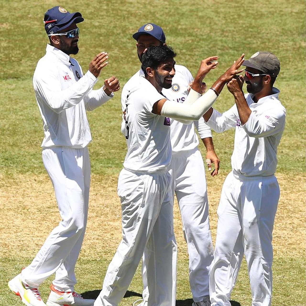 <p>ఐదో ఓవర్లో జో బర్న్స్ను డకౌట్ చేసిన బుమ్రా... ఆస్ట్రేలియాకి తొలి షాక్ ఇచ్చాడు... 10 పరుగుల వద్ద తొలి వికెట్ కోల్పోయింది ఆసీస్.</p> <p>ఐదో ఓవర్లో జో బర్న్స్ను డకౌట్ చేసిన బుమ్రా... ఆస్ట్రేలియాకి తొలి షాక్ ఇచ్చాడు... 10 పరుగుల వద్ద తొలి వికెట్ కోల్పోయింది ఆసీస్.</p>