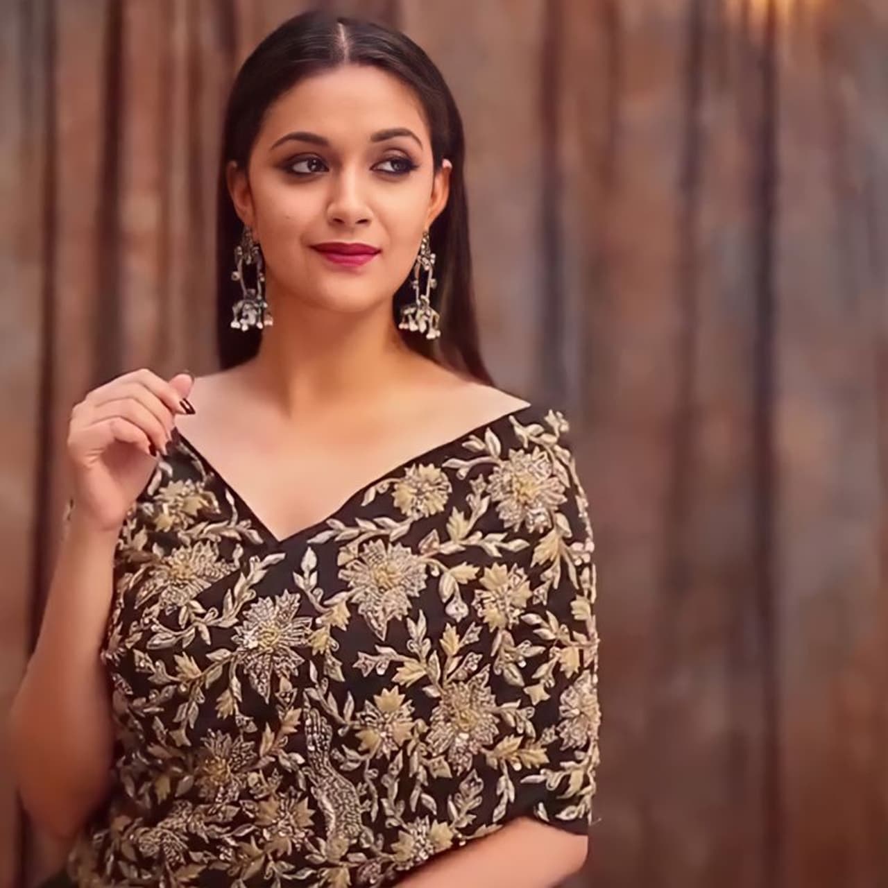 <p>விக்ரம் பிரபுவுடன் “இது என்ன மாயம்” படத்தின் மூலம் தமிழ் சினிமாவில் அறிமுகமானாலும், சிவகார்த்திகேயன் நடிப்பில் வெளியான ரஜினி முருகன் படம் தான் கோலிவுட்டில் டாப் ஹீரோயின் அந்தஸ்திற்கு உயர்ந்தவர் கீர்த்தி சுரேஷ். </p> <p>விக்ரம் பிரபுவுடன் “இது என்ன மாயம்” படத்தின் மூலம் தமிழ் சினிமாவில் அறிமுகமானாலும், சிவகார்த்திகேயன் நடிப்பில் வெளியான ரஜினி முருகன் படம் தான் கோலிவுட்டில் டாப் ஹீரோயின் அந்தஸ்திற்கு உயர்ந்தவர் கீர்த்தி சுரேஷ். </p>