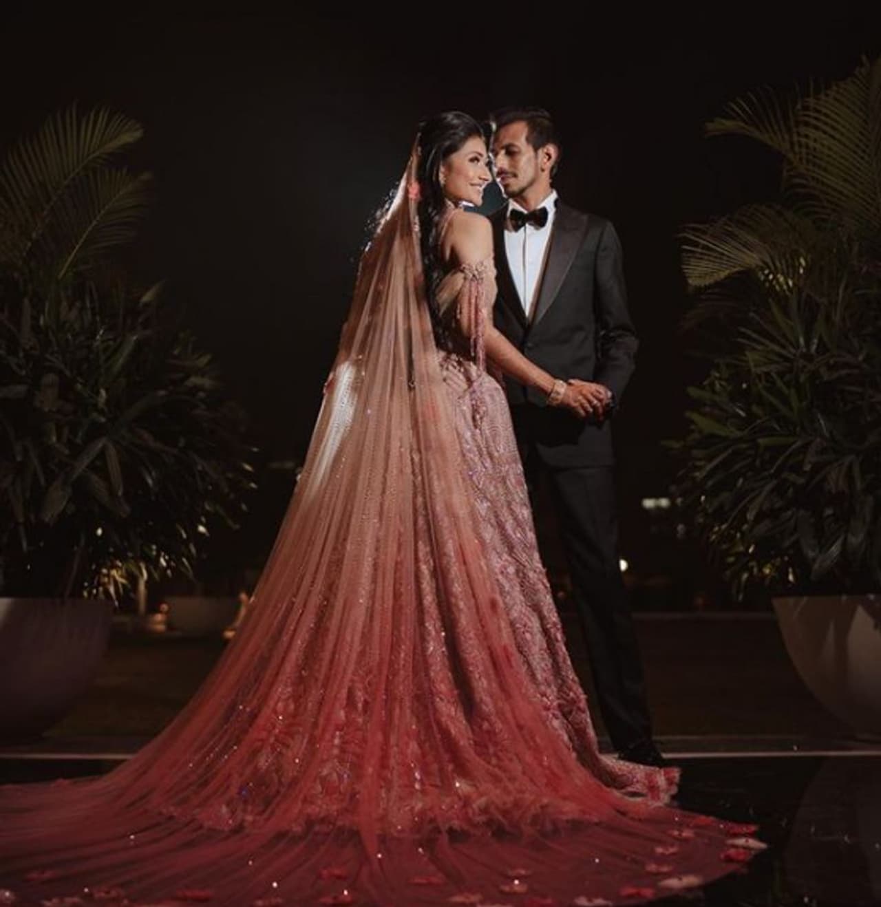 <p>ಲೆಗ್ ಸ್ಪಿನ್ನರ್ ಯುಜ್ವೇಂದ್ರ ಚಾಹಲ್ ತಮ್ಮ ಪ್ರತಿಭೆಯಿಂದ ಟೀಮ್ ಇಂಡಿಯಾದಲ್ಲಿ ತಮ್ಮ ಸ್ಥಾನವನ್ನು ಖಚಿತ ಮಾಡಿಕೊಂಡಿದ್ದಾರೆ. ಪ್ರಸ್ತುತ ಅವರು ತಮ್ಮ ವೈಯಕ್ತಿಕ ಜೀವನದಲ್ಲಿ ಅದ್ಭುತ ಇನ್ನಿಂಗ್ಸ್ ಆರಂಭಿಸುತ್ತಿದ್ದಾರೆ.</p> <p>ಲೆಗ್ ಸ್ಪಿನ್ನರ್ ಯುಜ್ವೇಂದ್ರ ಚಾಹಲ್ ತಮ್ಮ ಪ್ರತಿಭೆಯಿಂದ ಟೀಮ್ ಇಂಡಿಯಾದಲ್ಲಿ ತಮ್ಮ ಸ್ಥಾನವನ್ನು ಖಚಿತ ಮಾಡಿಕೊಂಡಿದ್ದಾರೆ. ಪ್ರಸ್ತುತ ಅವರು ತಮ್ಮ ವೈಯಕ್ತಿಕ ಜೀವನದಲ್ಲಿ ಅದ್ಭುತ ಇನ್ನಿಂಗ್ಸ್ ಆರಂಭಿಸುತ್ತಿದ್ದಾರೆ.</p>