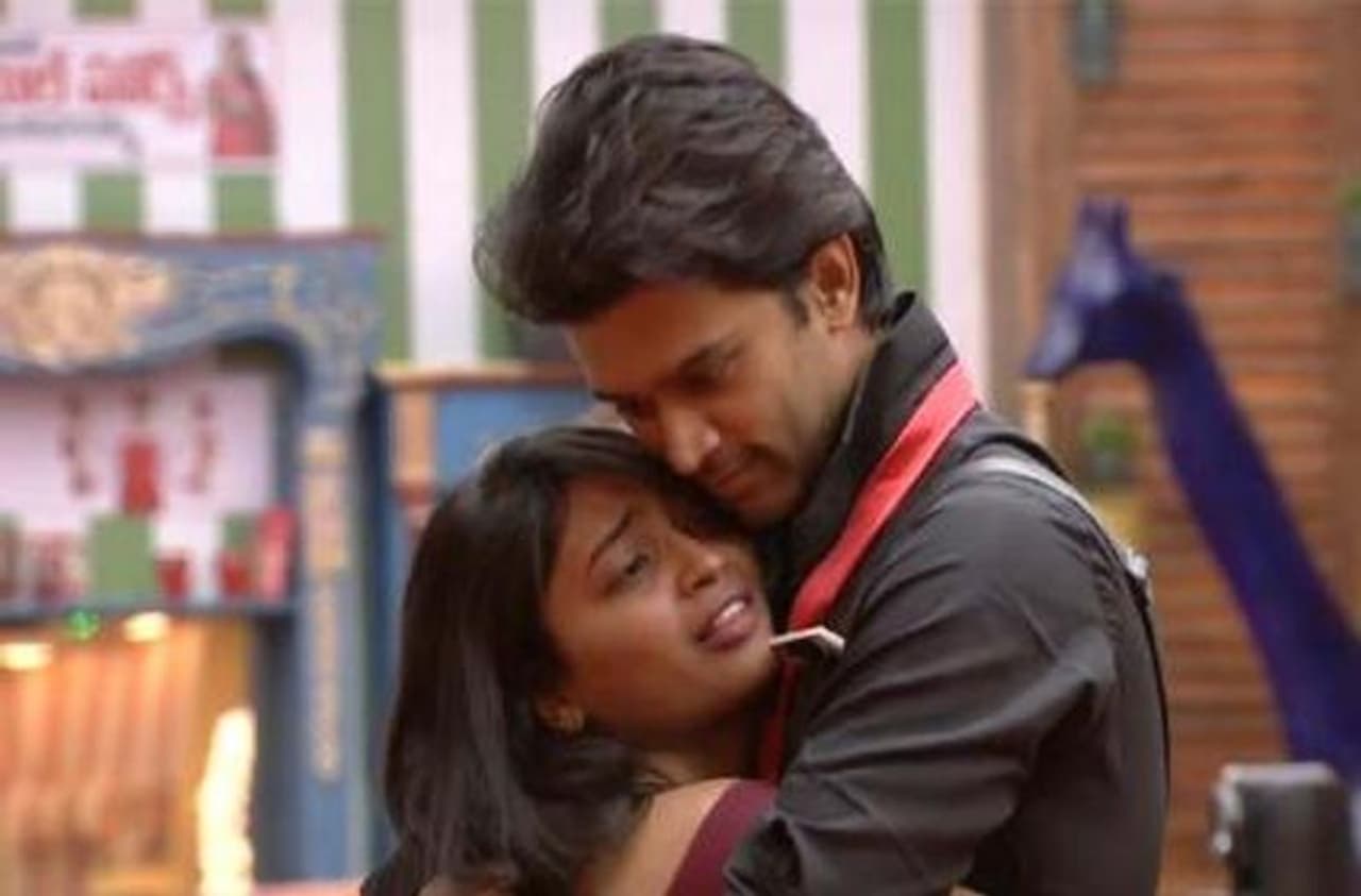 <p style="text align: justify;"><br />బిగ్ బాస్ సీజన్ 4 టైటిల్ అందుకున్న అభిజిత్ పాపులారిటీ మాములుగా లేదు. మీడియా వర్గాలు వారం రోజులుగా ఆయన పేరు జపం చేస్తున్నాయి. హౌస్ లో కూల్ అండ్ మెచ్యూర్డ్ పర్సన్ గా పేరు తెచ్చుకున్న అభిజిత్ తన మార్క్ గేమ్ తో ప్రేక్షకుల హృదయాలు గెలిచారు.</p> <p style="text align: justify;"><br />బిగ్ బాస్ సీజన్ 4 టైటిల్ అందుకున్న అభిజిత్ పాపులారిటీ మాములుగా లేదు. మీడియా వర్గాలు వారం రోజులుగా ఆయన పేరు జపం చేస్తున్నాయి. హౌస్ లో కూల్ అండ్ మెచ్యూర్డ్ పర్సన్ గా పేరు తెచ్చుకున్న అభిజిత్ తన మార్క్ గేమ్ తో ప్రేక్షకుల హృదయాలు గెలిచారు.</p>