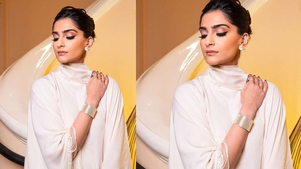 <p style="text align: justify;">Sonam Kapoor, the ultimate diva of Bollywood, is here to give you some cool makeup ideas to look all fresh and glamourous this summer season.</p>