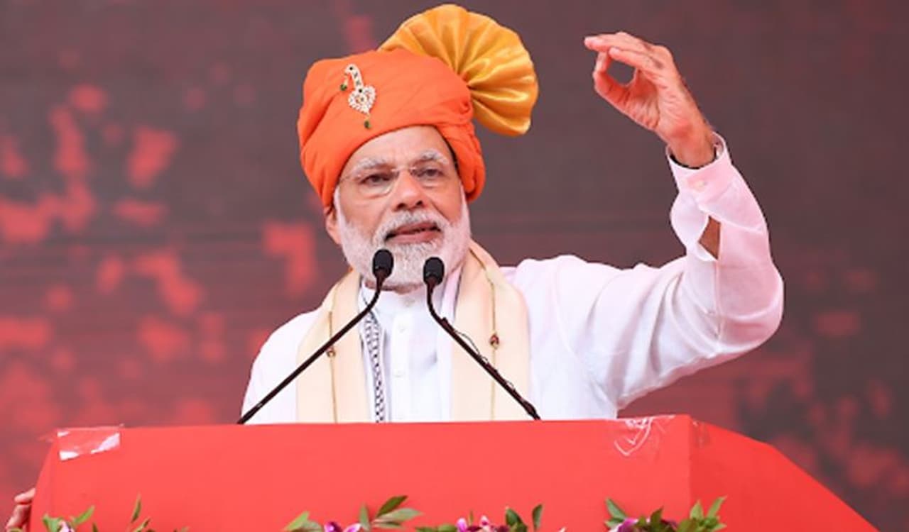 <p>കേന്ദ്ര മന്ത്രിമാർ പ്രധാനമന്ത്രിയുടെ പ്രസംഗം കർഷകർക്കൊപ്പമാണ് കേട്ടത്. വിവാദ നിയമത്തെ കുറിച്ച് വിശദീകരിക്കാൻ ആറ് കോടി കർഷകരുമായി പ്രധാനമന്ത്രി ആശയവിനിമയം നടത്തിയെന്ന് കേന്ദ്രസര്ക്കാര് അവകാശപ്പെട്ടു. </p> <p>കേന്ദ്ര മന്ത്രിമാർ പ്രധാനമന്ത്രിയുടെ പ്രസംഗം കർഷകർക്കൊപ്പമാണ് കേട്ടത്. വിവാദ നിയമത്തെ കുറിച്ച് വിശദീകരിക്കാൻ ആറ് കോടി കർഷകരുമായി പ്രധാനമന്ത്രി ആശയവിനിമയം നടത്തിയെന്ന് കേന്ദ്രസര്ക്കാര് അവകാശപ്പെട്ടു. </p>