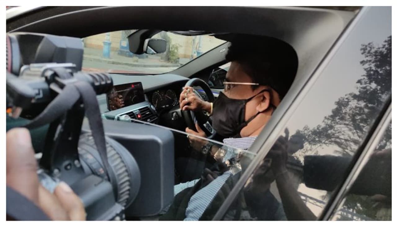 <p>ಪಶ್ಚಿಮ ಬಂಗಾಳದಲ್ಲಿ ಮಮತಾ ಬ್ಯಾನರ್ಜಿ ನೇತೃತ್ವದ ಸರ್ಕಾರ ಹಾಗೂ ಕೇಂದ್ರ ಸರ್ಕಾರ ನಡುವೆ ನೇರಾ ನೇರಾ ಹಗ್ಗಜಗ್ಗಾಟ ನಡೆಯುತ್ತಿದೆ. ಈ ಕುರಿತು ಈಗಾಗಲೇ ಹಲವು ಘಟನೆಗಳು ನಡೆದಿದೆ. ಇದೀಗ ಮತ್ತೊಂದು ಕ್ಷಿಪ್ರ ಬೆಳವಣಿಗೆಯಾಗಿದೆ.</p>