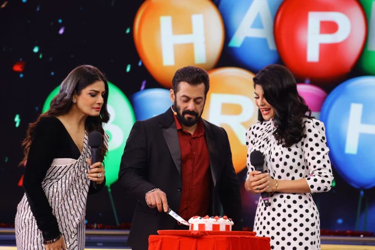 <p>On a very special episode, which is the last Weekend Ka Vaar in 2020, Bigg Boss made sure that there was no shortage of entertainment and masti! With Sunday being the master host Salman Khan’s birthday, Bigg Boss decided to make sure that the day was celebrated with great aplomb!</p> <p>On a very special episode, which is the last Weekend Ka Vaar in 2020, Bigg Boss made sure that there was no shortage of entertainment and masti! With Sunday being the master host Salman Khan’s birthday, Bigg Boss decided to make sure that the day was celebrated with great aplomb!</p>