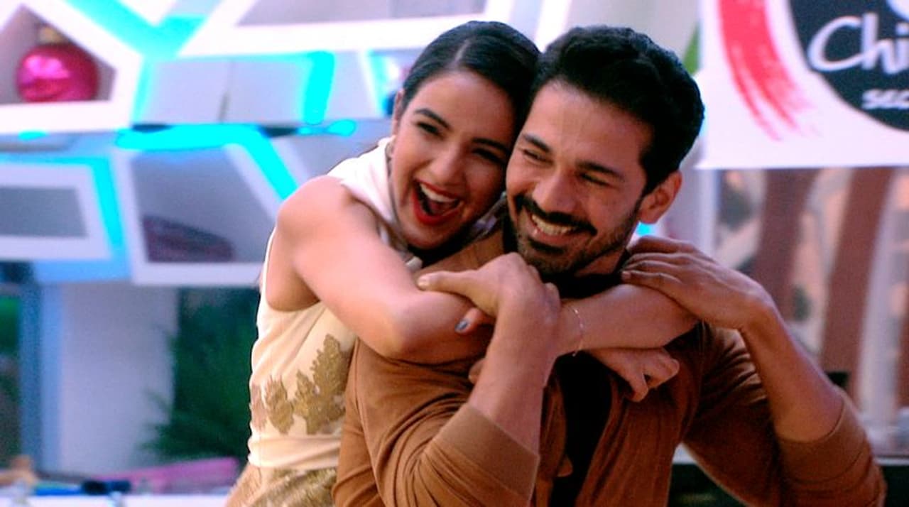 <p>ఈ ప్రపంచంలో అత్యంత ఆసక్తికరమైన క్రీచర్ ఏదైనా ఉంది అంటే అది మనిషే. ఇందులో ఎలాంటి సందేహం అక్కర్లేదు. మనిషికి ఆలోచన శక్తి ఎక్కువ. వారి మెదడు చాలా చురుకుగా పనిచేస్తుంది. అందుకే ఈ సృష్టిలో మనిషి అద్భుతాలు సృష్టించగలుతున్నాడు. ఇది కాకుండా.. ప్రతి ఒక్కరిలో ఏదో ఒక స్పెషాలిటీ ఉంటుందట. ముఖ్యంగా ప్రతి ఒక్కరూ ఏదో ఒక విధంగా ఎంటర్ టైన్ చేయగలరట. ఎవరు ఏ విషయంలో ఎదుటి వారిని ఎంటర్ టైన్ చేయగలరో రాశి చక్రాల ప్రకారం చెప్పొచ్చని నిపుణులు చెబుతున్నారు. </p> <p>ఈ ప్రపంచంలో అత్యంత ఆసక్తికరమైన క్రీచర్ ఏదైనా ఉంది అంటే అది మనిషే. ఇందులో ఎలాంటి సందేహం అక్కర్లేదు. మనిషికి ఆలోచన శక్తి ఎక్కువ. వారి మెదడు చాలా చురుకుగా పనిచేస్తుంది. అందుకే ఈ సృష్టిలో మనిషి అద్భుతాలు సృష్టించగలుతున్నాడు. ఇది కాకుండా.. ప్రతి ఒక్కరిలో ఏదో ఒక స్పెషాలిటీ ఉంటుందట. ముఖ్యంగా ప్రతి ఒక్కరూ ఏదో ఒక విధంగా ఎంటర్ టైన్ చేయగలరట. ఎవరు ఏ విషయంలో ఎదుటి వారిని ఎంటర్ టైన్ చేయగలరో రాశి చక్రాల ప్రకారం చెప్పొచ్చని నిపుణులు చెబుతున్నారు. </p>