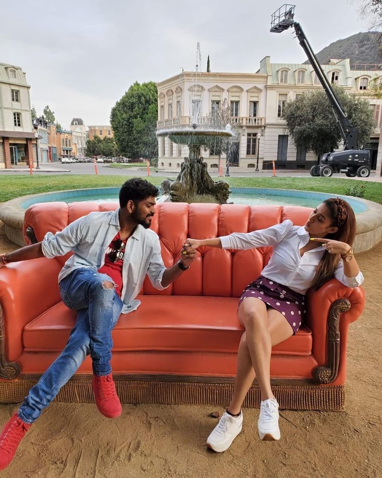 <p>இந்தியாவில் கொரோனா 2வது அலை ருத்ர தாண்டவம் ஆடி வருகிறது. தமிழகத்தில் கொரோனா தொற்றைக் கட்டுப்படுத்தும் விதமாக நாளை முதல் பல்வேறு கட்டுப்பாடுகள் விதிக்கப்பட்டுள்ளன. அதில் முக்கியமாக மக்கள் அதிகம் கூடுவதால் திரையரங்குகளை மூட உத்தரவு பிறப்பிக்கப்பட்டுள்ளது. </p> <p>இந்தியாவில் கொரோனா 2வது அலை ருத்ர தாண்டவம் ஆடி வருகிறது. தமிழகத்தில் கொரோனா தொற்றைக் கட்டுப்படுத்தும் விதமாக நாளை முதல் பல்வேறு கட்டுப்பாடுகள் விதிக்கப்பட்டுள்ளன. அதில் முக்கியமாக மக்கள் அதிகம் கூடுவதால் திரையரங்குகளை மூட உத்தரவு பிறப்பிக்கப்பட்டுள்ளது. </p>