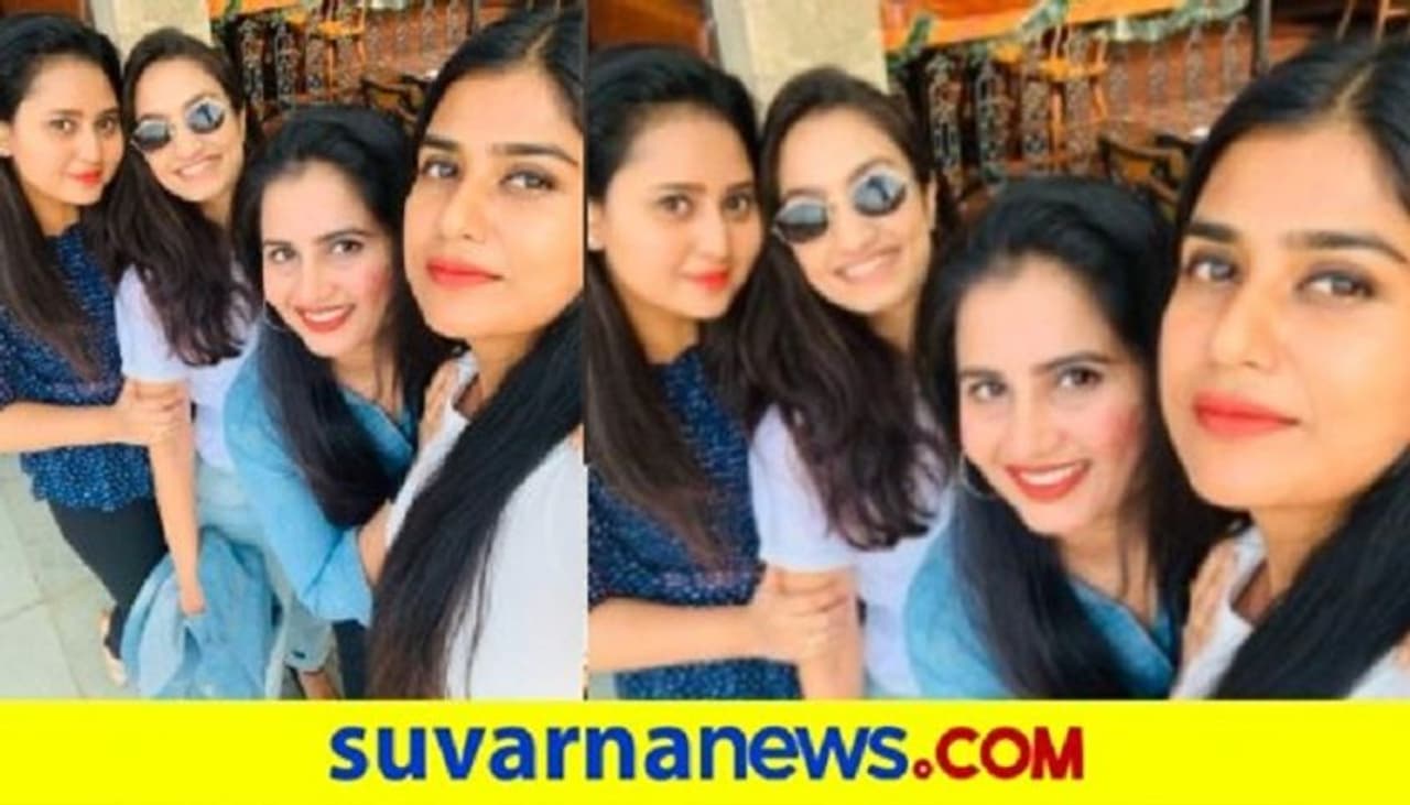 <p>ನಟಿ ಅಮೂಲ್ಯಾ ಜತೆ ಇರುವ ಪೋಟೋವನ್ನು ವೈಷ್ಣವಿ ಗೌಡ ಹಂಚಿಕೊಂಡಿದ್ದಾರೆ.</p> <p>ನಟಿ ಅಮೂಲ್ಯಾ ಜತೆ ಇರುವ ಪೋಟೋವನ್ನು ವೈಷ್ಣವಿ ಗೌಡ ಹಂಚಿಕೊಂಡಿದ್ದಾರೆ.</p>