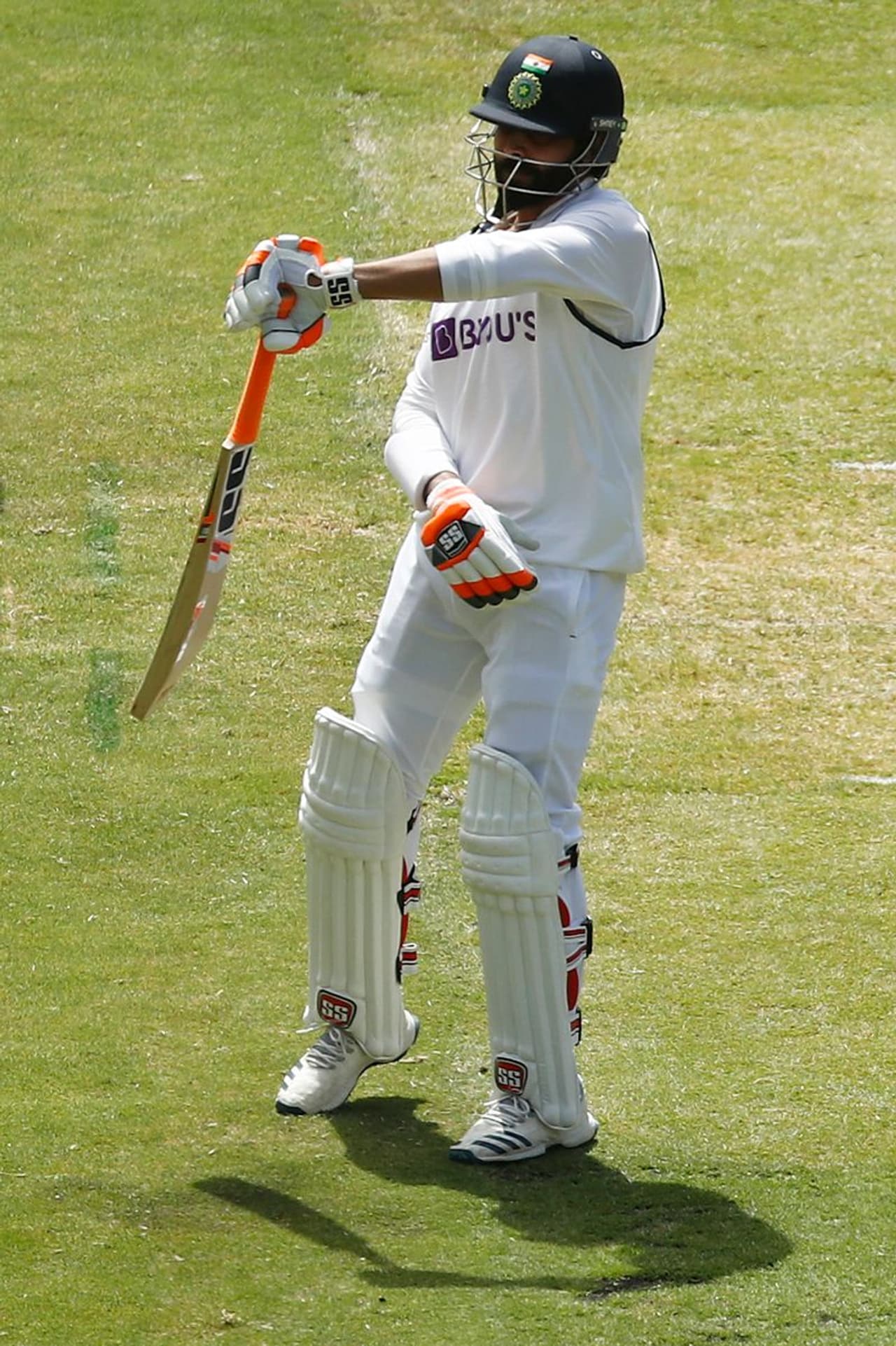 <p>సగం సగం టాలెంట్ ఉన్న ఆల్రౌండర్ రవీంద్ర జడేజా అనే ఉద్దేశంతో ‘బిట్ అండ్ పీస్ ప్లేయర్’ అని కామెంట్ చేశాడు సంజయ్ మంజ్రేకర్... ఈ వ్యాఖ్యలు తీవ్ర దుమారం రేపాయి.</p> <p>సగం సగం టాలెంట్ ఉన్న ఆల్రౌండర్ రవీంద్ర జడేజా అనే ఉద్దేశంతో ‘బిట్ అండ్ పీస్ ప్లేయర్’ అని కామెంట్ చేశాడు సంజయ్ మంజ్రేకర్... ఈ వ్యాఖ్యలు తీవ్ర దుమారం రేపాయి.</p>