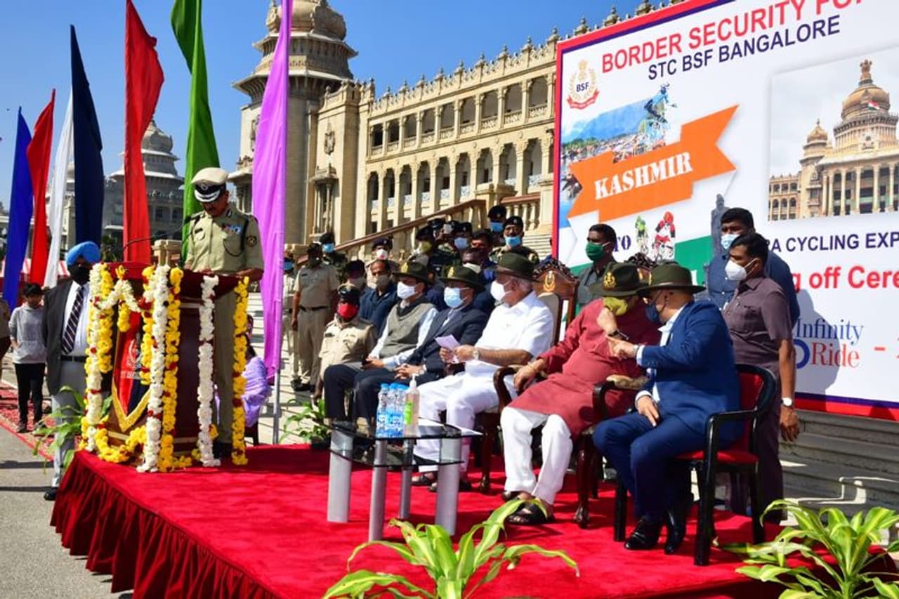 <p>ಜೀವದ ಹಂಗನ್ನು ತೊರೆದು ದೇಶದ ಗಡಿಗಳನ್ನು ಕಾಯುವ ಯೋಧರಿಗೆ ಈ ಕಾರ್ಯಕ್ರಮ ಮಾನಸಿಕ ಸ್ಥೈರ್ಯ ಮತ್ತು ಆತ್ಮವಿಶ್ವಾಸ ತುಂಬುವ ಕೆಲಸ ಮಾಡಲಿದೆ ಎಂದು ಹೇಳಿದ ಮುಖ್ಯಮಂತ್ರಿ ಯಡಿಯೂರಪ್ಪ</p> <p>ಜೀವದ ಹಂಗನ್ನು ತೊರೆದು ದೇಶದ ಗಡಿಗಳನ್ನು ಕಾಯುವ ಯೋಧರಿಗೆ ಈ ಕಾರ್ಯಕ್ರಮ ಮಾನಸಿಕ ಸ್ಥೈರ್ಯ ಮತ್ತು ಆತ್ಮವಿಶ್ವಾಸ ತುಂಬುವ ಕೆಲಸ ಮಾಡಲಿದೆ ಎಂದು ಹೇಳಿದ ಮುಖ್ಯಮಂತ್ರಿ ಯಡಿಯೂರಪ್ಪ</p>