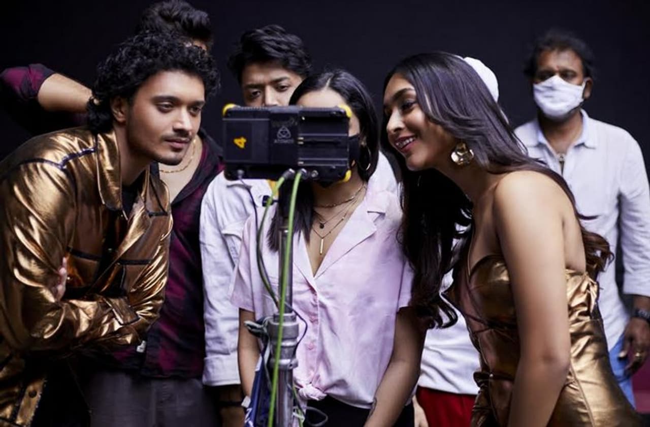 <p>അമ്രിൻ ഖുറേഷി ബോളിവുഡിന്റെ മാത്രമല്ല കോളിവുഡിൻ്റെയും ടോളിവുഡിൻ്റെയും ശ്രദ്ധാ കേന്ദ്രമായി മാറിയിരിക്കയാണ്.</p><p>&nbsp;</p>