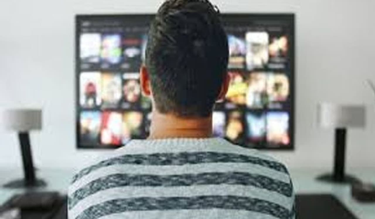 <p>2020ರಲ್ಲಿ ಅನೇಕ ಮಂದಿ ವಿಡಿಯೋ ವೀಕ್ಷಿಸಲು ಫೋನ್ ಬಳಸುತ್ತಾರೆ. ಹೀಗಿದ್ದರೂ ಮನೆಯಲ್ಲಿ ಟಿವಿ ಇದ್ದೇ ಇರುತ್ತದೆ. ಅದೆಷ್ಟೇ ಆನ್ಲೈನ್ನಲ್ಲಿ ವಿಡಿಯೋ ವೀಕ್ಷಿಸಿದರೂ ಟಿವಿ ಅದೊಂದು ಮೂಲೆಯಲ್ಲಿ ಆನ್ ಆಗಿರುತ್ತದೆ. ಹೀಗಿರುವಾಗ ಟಿವಿಯಲ್ಲಿ ರ್ಯಾಂಡಮ್ ನಂಬರ್ ಕಾಣಿಸಿಕೊಳ್ಳುತ್ತವೆ. ಆದರೆ ಇವು ಯಾಕೆ ಕಾಣಿಸಿಕೊಳ್ಳುತ್ತವೆ ಎಂದು ನೀವೆಂದಾದರೂ ಯೋಚಿಸಿದ್ದೀರಾ?</p> <p>2020ರಲ್ಲಿ ಅನೇಕ ಮಂದಿ ವಿಡಿಯೋ ವೀಕ್ಷಿಸಲು ಫೋನ್ ಬಳಸುತ್ತಾರೆ. ಹೀಗಿದ್ದರೂ ಮನೆಯಲ್ಲಿ ಟಿವಿ ಇದ್ದೇ ಇರುತ್ತದೆ. ಅದೆಷ್ಟೇ ಆನ್ಲೈನ್ನಲ್ಲಿ ವಿಡಿಯೋ ವೀಕ್ಷಿಸಿದರೂ ಟಿವಿ ಅದೊಂದು ಮೂಲೆಯಲ್ಲಿ ಆನ್ ಆಗಿರುತ್ತದೆ. ಹೀಗಿರುವಾಗ ಟಿವಿಯಲ್ಲಿ ರ್ಯಾಂಡಮ್ ನಂಬರ್ ಕಾಣಿಸಿಕೊಳ್ಳುತ್ತವೆ. ಆದರೆ ಇವು ಯಾಕೆ ಕಾಣಿಸಿಕೊಳ್ಳುತ್ತವೆ ಎಂದು ನೀವೆಂದಾದರೂ ಯೋಚಿಸಿದ್ದೀರಾ?</p>