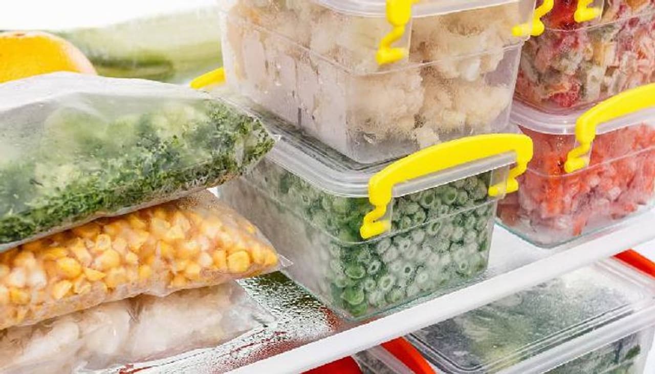 <p><strong>ഒന്ന്...</strong></p><p>&nbsp;</p><p>ശിതീകരിച്ചെടുത്ത ഭക്ഷണങ്ങള്‍ ഡയറ്റില്‍ നിന്നും ഒഴിവാക്കുക. ഇവയില്‍ ശരീരത്തിന് ഹാനികരമായ ധാരാളം പ്രിസർവേറ്റീവുകളും മറ്റും അടങ്ങിയിട്ടുണ്ട്. കൂടാതെ പഞ്ചസാര, ഉപ്പ്, കലോറി എന്നിവ ഉയർന്ന അളവിൽ ശിതീകരിച്ചെടുത്ത ഭക്ഷണങ്ങളിൽ അടങ്ങിയിരിക്കാൻ സാധ്യതയുണ്ട്. ഇത് നിങ്ങളുടെ ശരീരഭാരം കുറയ്ക്കാനുള്ള ലക്ഷ്യങ്ങളെ വിഫലമാക്കി തീർക്കും.&nbsp;</p>