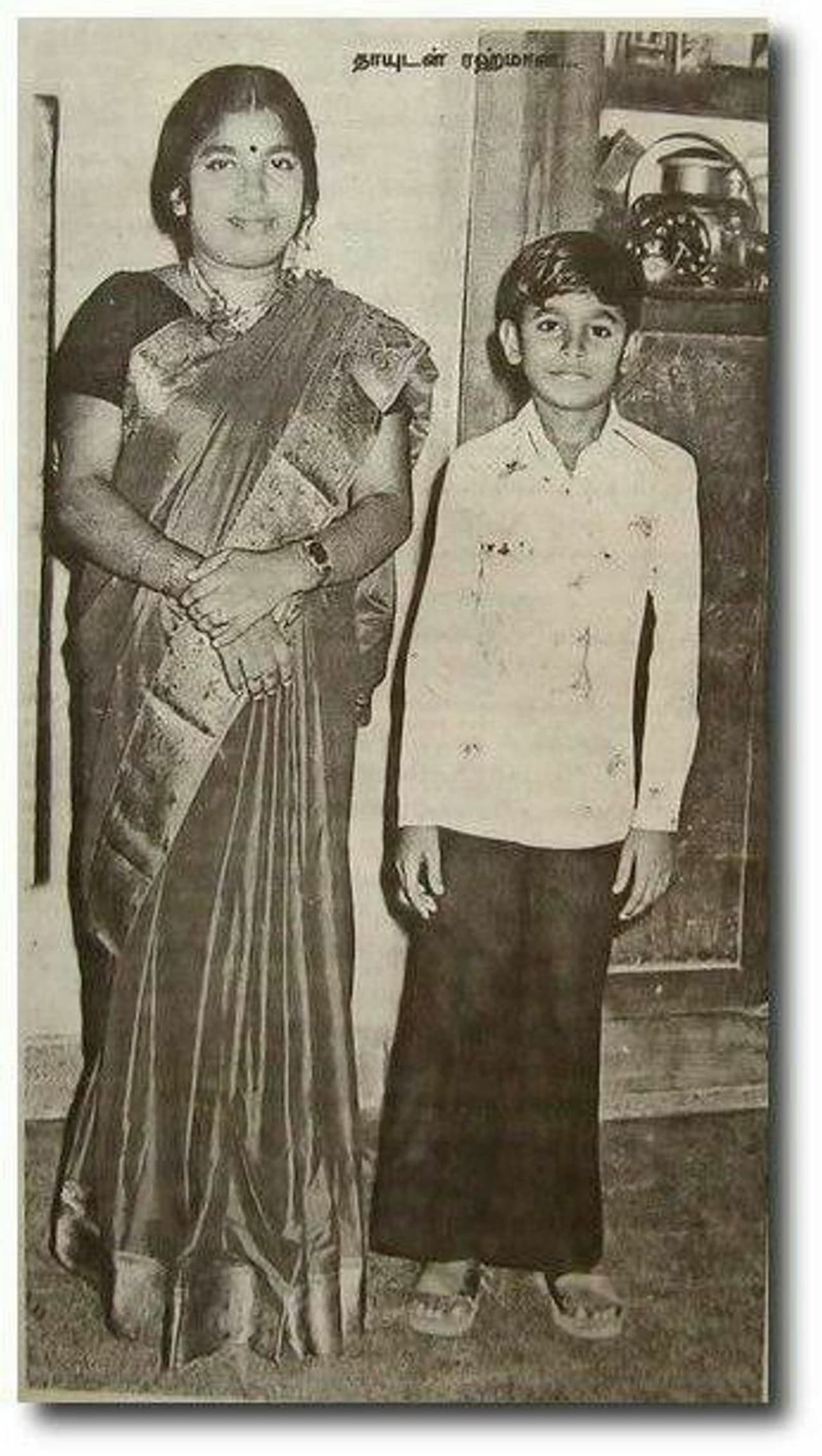 <p>9 வயதிலேயே தந்தையை இழந்த ஏ.ஆர்.ரகுமானுக்கு அனைத்துமே அவருடைய தாயார் கரீமா பேகம் தான். தன்னுடைய மகனிடம் இருக்கும் இசை திறமையை கண்டறிந்து அதை ஊக்குவித்து இன்று உலகமே இசைப்புயல் எனப்போற்றும் மாபெரும் கலைஞரை உருவாக்கியதில் தாயார் கரீமா பேகத்தின் பங்கு அளப்பறியது. </p> <p>9 வயதிலேயே தந்தையை இழந்த ஏ.ஆர்.ரகுமானுக்கு அனைத்துமே அவருடைய தாயார் கரீமா பேகம் தான். தன்னுடைய மகனிடம் இருக்கும் இசை திறமையை கண்டறிந்து அதை ஊக்குவித்து இன்று உலகமே இசைப்புயல் எனப்போற்றும் மாபெரும் கலைஞரை உருவாக்கியதில் தாயார் கரீமா பேகத்தின் பங்கு அளப்பறியது. </p>