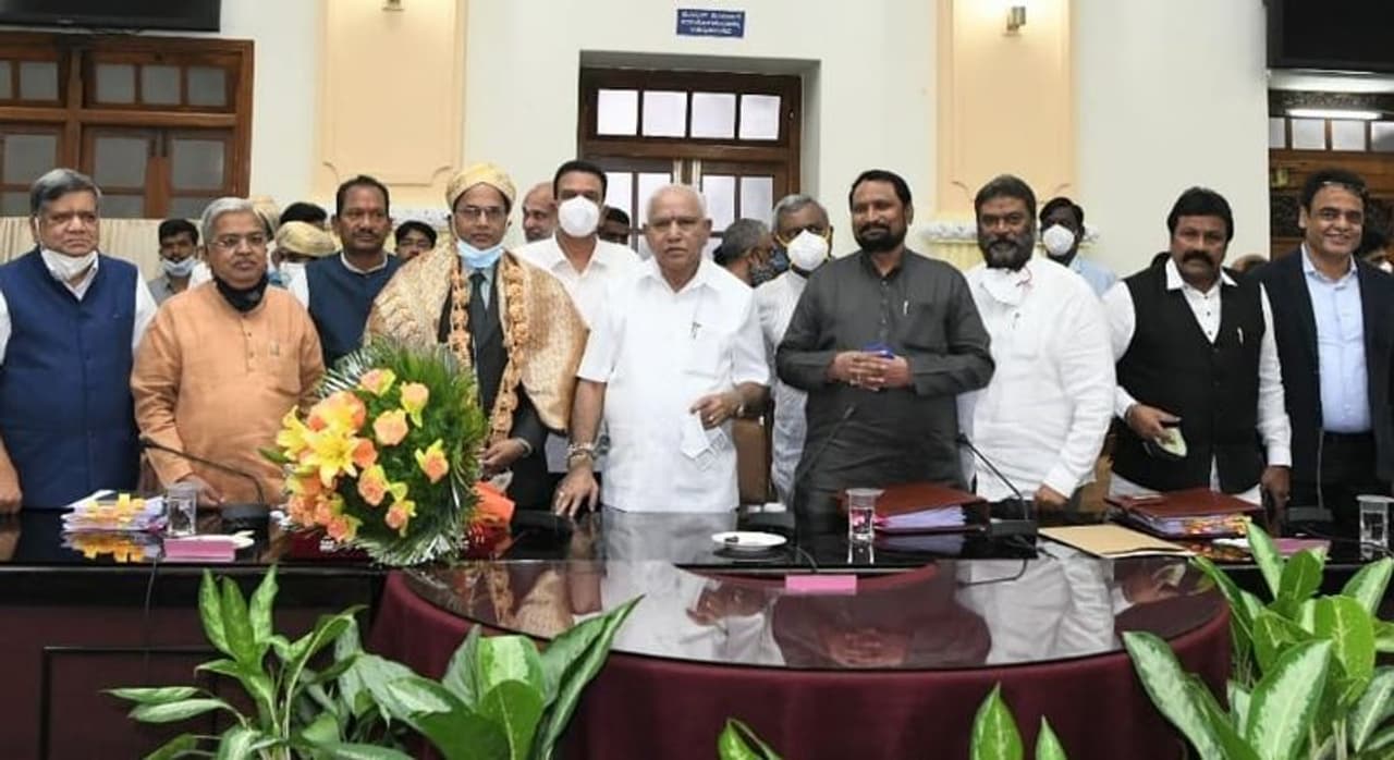 <p>ರಾಜ್ಯ ಸರ್ಕಾರದ ಮುಖ್ಯ ಕಾರ್ಯದರ್ಶಿ ಟಿ ಎಂ ವಿಜಯ ಭಾಸ್ಕರ್ ಅವರು ಇದೇ ತಿಂಗಳ ಕೊನೆಯಲ್ಲಿ ನಿವೃತ್ತರಾಗಲಿದ್ದು, ಅವರನ್ನು ಇಂದಿನ ಸಚಿವ ಸಂಪುಟ ಸಭೆಯಲ್ಲಿ ಮುಖ್ಯಮಂತ್ರಿ ಬಿ ಎಸ್ ಯಡಿಯೂರಪ್ಪ, ಇಡೀ ಸಚಿವ ಸಂಪುಟದ ಪರವಾಗಿ ಸನ್ಮಾನಿಸಿದರು.</p> <p>ರಾಜ್ಯ ಸರ್ಕಾರದ ಮುಖ್ಯ ಕಾರ್ಯದರ್ಶಿ ಟಿ ಎಂ ವಿಜಯ ಭಾಸ್ಕರ್ ಅವರು ಇದೇ ತಿಂಗಳ ಕೊನೆಯಲ್ಲಿ ನಿವೃತ್ತರಾಗಲಿದ್ದು, ಅವರನ್ನು ಇಂದಿನ ಸಚಿವ ಸಂಪುಟ ಸಭೆಯಲ್ಲಿ ಮುಖ್ಯಮಂತ್ರಿ ಬಿ ಎಸ್ ಯಡಿಯೂರಪ್ಪ, ಇಡೀ ಸಚಿವ ಸಂಪುಟದ ಪರವಾಗಿ ಸನ್ಮಾನಿಸಿದರು.</p>