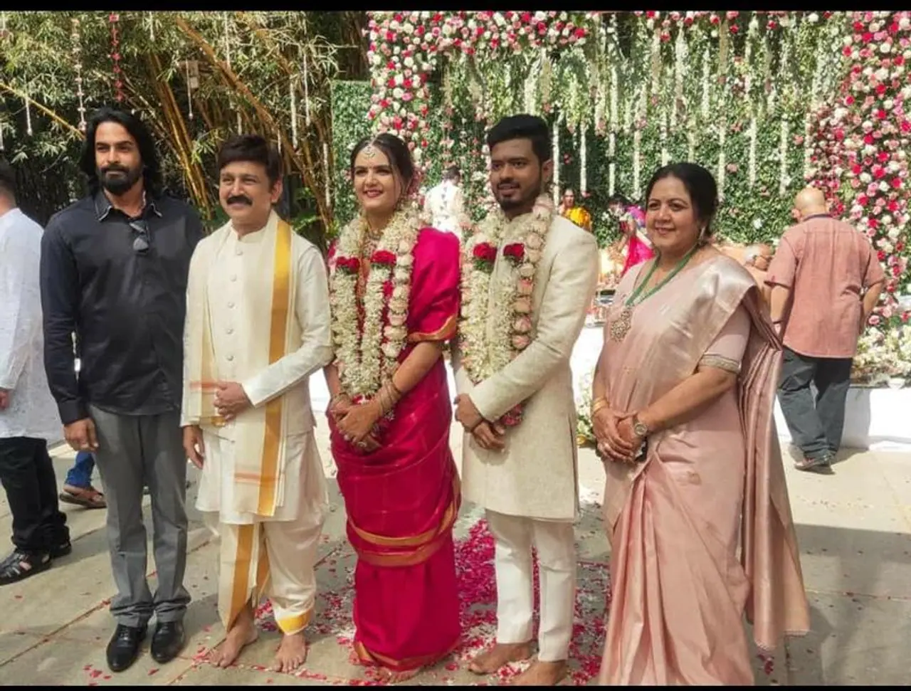 <p>ವೈವಾಹಿಕ ಜೀವನಕ್ಕೆ ಕಾಲಿಟ್ಟ ನಿಹಾರಿಕಾ ಮತ್ತು ಅಕ್ಷಯ್.</p>