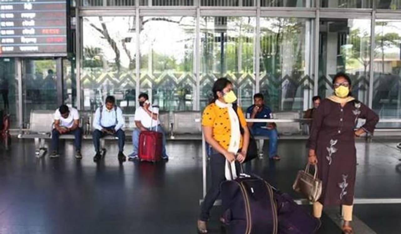 <p>2019ರ ಅಂತ್ಯದಲ್ಲಿ ಚೀನಾದ ವುಹಾನ್‌ನಲ್ಲಿ ಆರಂಭಗೊಂಡ ಕೊರೋನಾ ವೈರಸ್, ಬಳಿಕ ಇಡೀ ವಿಶ್ವಕ್ಕೆ ಹರಡಿದೆ. ಇದೀಗ ಒಂದು ವರ್ಷ ಪೂರೈಸಿ, ಎರಡನೇ ವರ್ಷಕ್ಕೂ ಕಾಲಿಟ್ಟಿದೆ. ಇನ್ನೂ ನಿಯಂತ್ರಣಕ್ಕೆ ಸಿಗುತಿಲ್ಲ.</p>