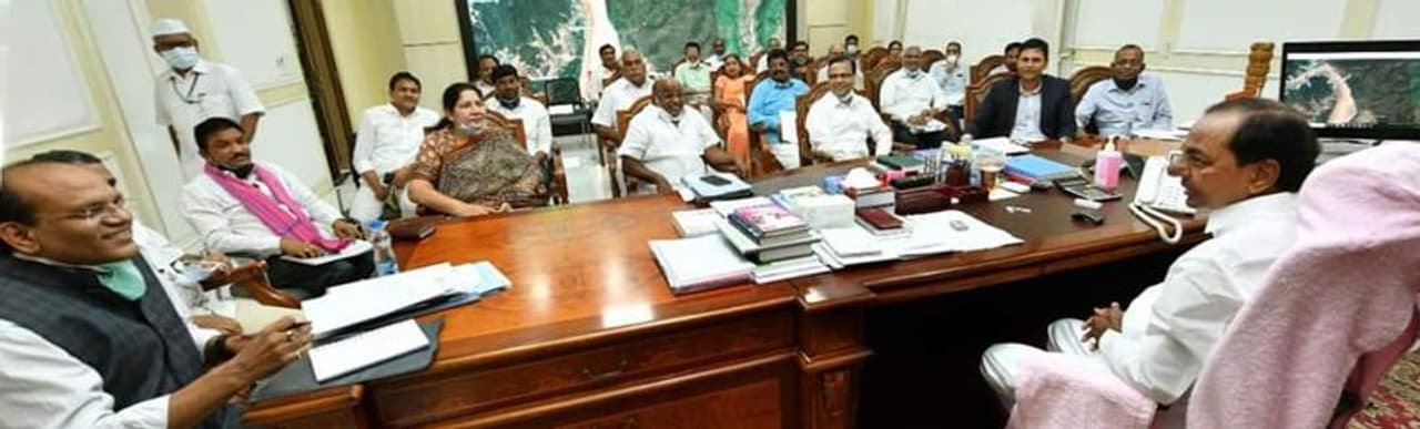 <p>:కరోనా కారణంగా కోల్పోయిన ఆదాయాన్ని సమకూర్చుకొనేందుకు తెలంగాణ ప్రభుత్వం దృష్టి పెట్టింది. మద్యం, భూములపై కేంద్రీకరించింది కేసీఆర్ సర్కార్. వీటి ద్వారా ఆదాయాన్ని సమకూర్చుకోవాలని భావిస్తోంది. </p> <p>:కరోనా కారణంగా కోల్పోయిన ఆదాయాన్ని సమకూర్చుకొనేందుకు తెలంగాణ ప్రభుత్వం దృష్టి పెట్టింది. మద్యం, భూములపై కేంద్రీకరించింది కేసీఆర్ సర్కార్. వీటి ద్వారా ఆదాయాన్ని సమకూర్చుకోవాలని భావిస్తోంది. </p>