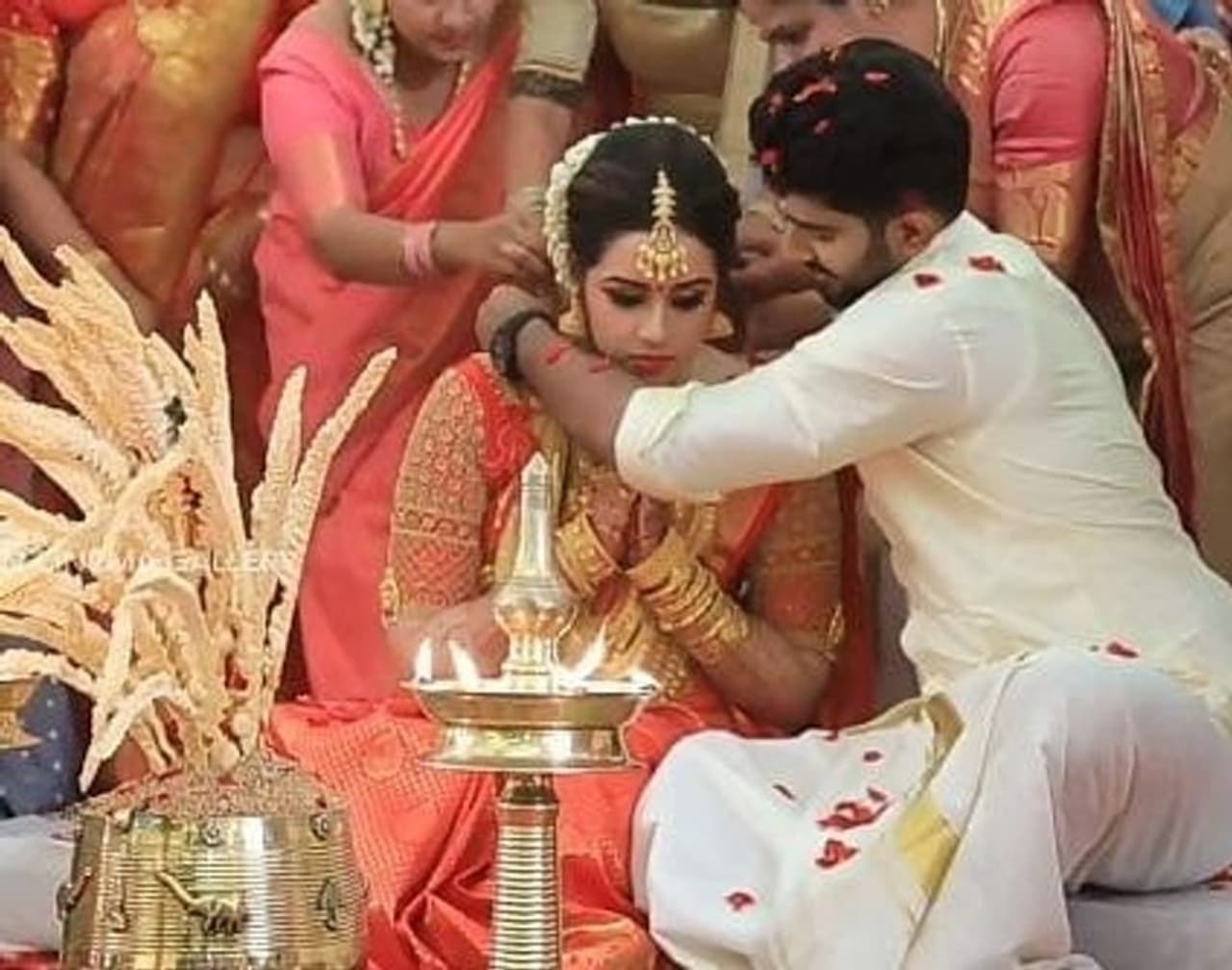 <p>கெட்டிமேளம் கொட்ட மணமகள் கழுத்தில் தாலி கட்டிய மாப்பிள்ளை </p> <p>கெட்டிமேளம் கொட்ட மணமகள் கழுத்தில் தாலி கட்டிய மாப்பிள்ளை </p>