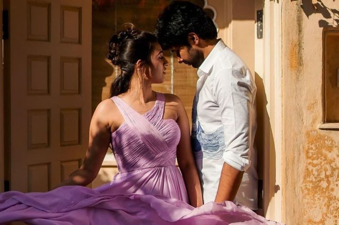 <p style="text align: justify;">దాదాపు ఐదురోజులు ఉదయ్ పూర్ ప్యాలస్ లో ఈ వివాహం జరిగింది. మెగా హీరోలైన చిరంజీవి, పవన్, అల్లు అర్జున్, రామ్ చరణ్, అల్లు శిరీష్, ధరమ్ తేజ్, వైష్ణవ్ తేజ్ ఈ వివాహ వేడుకలో పాల్గొని సందడి చేశారు.</p> <p style="text align: justify;">దాదాపు ఐదురోజులు ఉదయ్ పూర్ ప్యాలస్ లో ఈ వివాహం జరిగింది. మెగా హీరోలైన చిరంజీవి, పవన్, అల్లు అర్జున్, రామ్ చరణ్, అల్లు శిరీష్, ధరమ్ తేజ్, వైష్ణవ్ తేజ్ ఈ వివాహ వేడుకలో పాల్గొని సందడి చేశారు.</p>