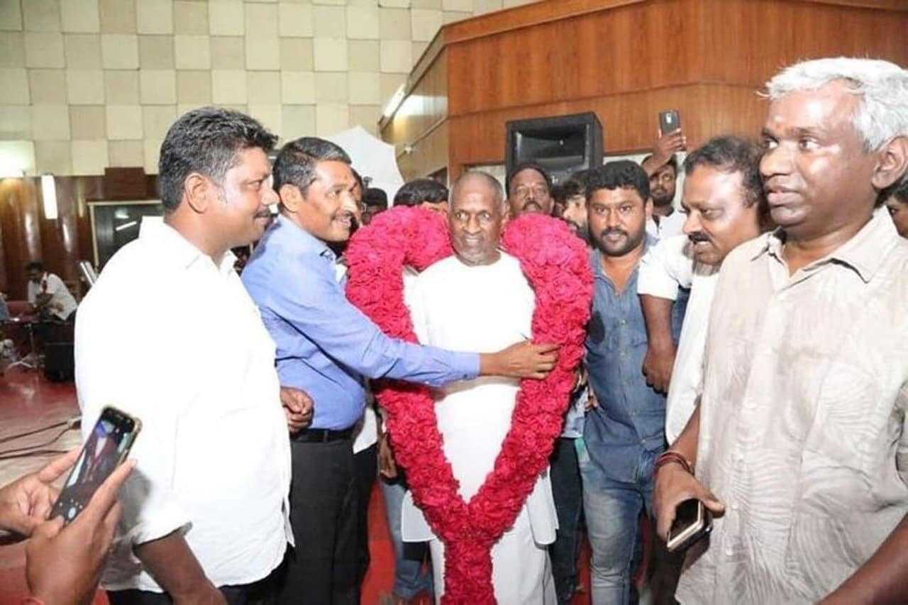 <p>உதவியாளராக துவங்கிய இசை பயணம்... </p><p>இளையராஜா அவரது சகோதரர் பாவலர் வரதராஜன் என்பவருக்கு உதவியாளராக தான் தன்னுடைய பணியை துவங்கினார். அவருக்கு உடல்நிலை சரியில்லாத நேரங்களில், அவருக்கு உதவியாக இளையராஜாவையும் அவரது அம்மா அனுப்பி வைப்பது வழக்கம். அவரிடம் இசை பணியை கற்று கொண்டு, அவருடைய வழிகாட்டுதலில் தான் இன்று இசையின் ராஜாவாக உயர்ந்து நிற்கிறார் இளையராஜா.</p> <p>உதவியாளராக துவங்கிய இசை பயணம்... </p><p>இளையராஜா அவரது சகோதரர் பாவலர் வரதராஜன் என்பவருக்கு உதவியாளராக தான் தன்னுடைய பணியை துவங்கினார். அவருக்கு உடல்நிலை சரியில்லாத நேரங்களில், அவருக்கு உதவியாக இளையராஜாவையும் அவரது அம்மா அனுப்பி வைப்பது வழக்கம். அவரிடம் இசை பணியை கற்று கொண்டு, அவருடைய வழிகாட்டுதலில் தான் இன்று இசையின் ராஜாவாக உயர்ந்து நிற்கிறார் இளையராஜா.</p>