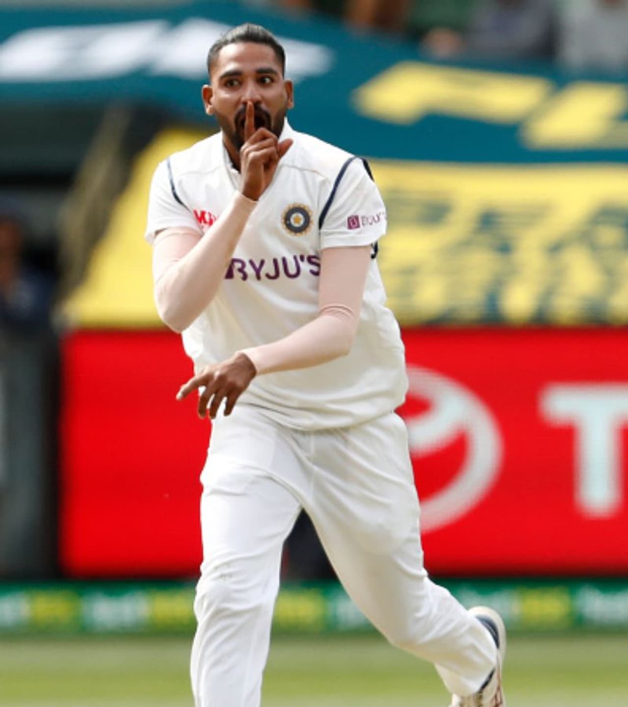 <p><strong>1. ಹೈದ್ರಾಬಾದ್ ವೇಗಿ ಮೊಹಮ್ಮದ್ ಸಿರಾಜ್ ಭರ್ಜರಿ ಪಾದಾರ್ಪಣೆ</strong></p>