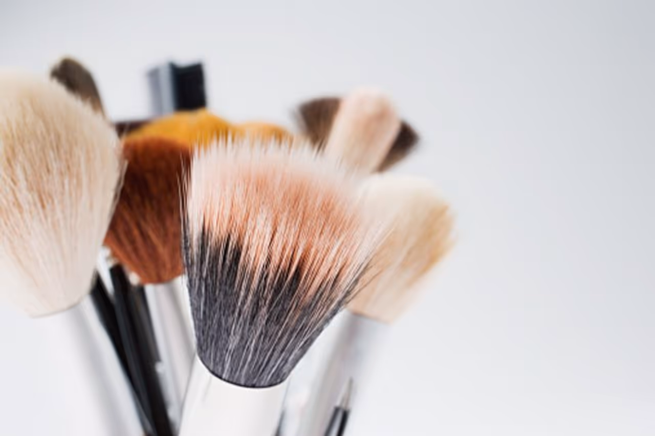 <p>Does your make up brush look rugged and too old to use? Maybe not. You could follow these simple steps and clean them to get brand new looking makeup brushes all over again. Here's how.</p> <p>Does your make up brush look rugged and too old to use? Maybe not. You could follow these simple steps and clean them to get brand new looking makeup brushes all over again. Here's how.</p>