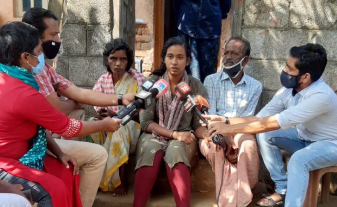 <p>ഇനിയുള്ള കാലം അനീഷിന്‍റെ വീട്ടില്‍ കുടുംബത്തോടൊപ്പം താമസിക്കും. ഇവിടെ ഇരുന്ന് പഠിക്കണം. ഒരു സര്‍ക്കാര്‍ ജോലി നേടണം. അനീഷ് എങ്ങനെ അച്ഛനമ്മമാരെ നോക്കിയോ അതുപോലെ എനിക്കും അനീഷിന്‍റെ അച്ഛനമ്മമാരെ നോക്കണമെന്നും ഹരിത പറഞ്ഞു.&nbsp;&nbsp;</p>