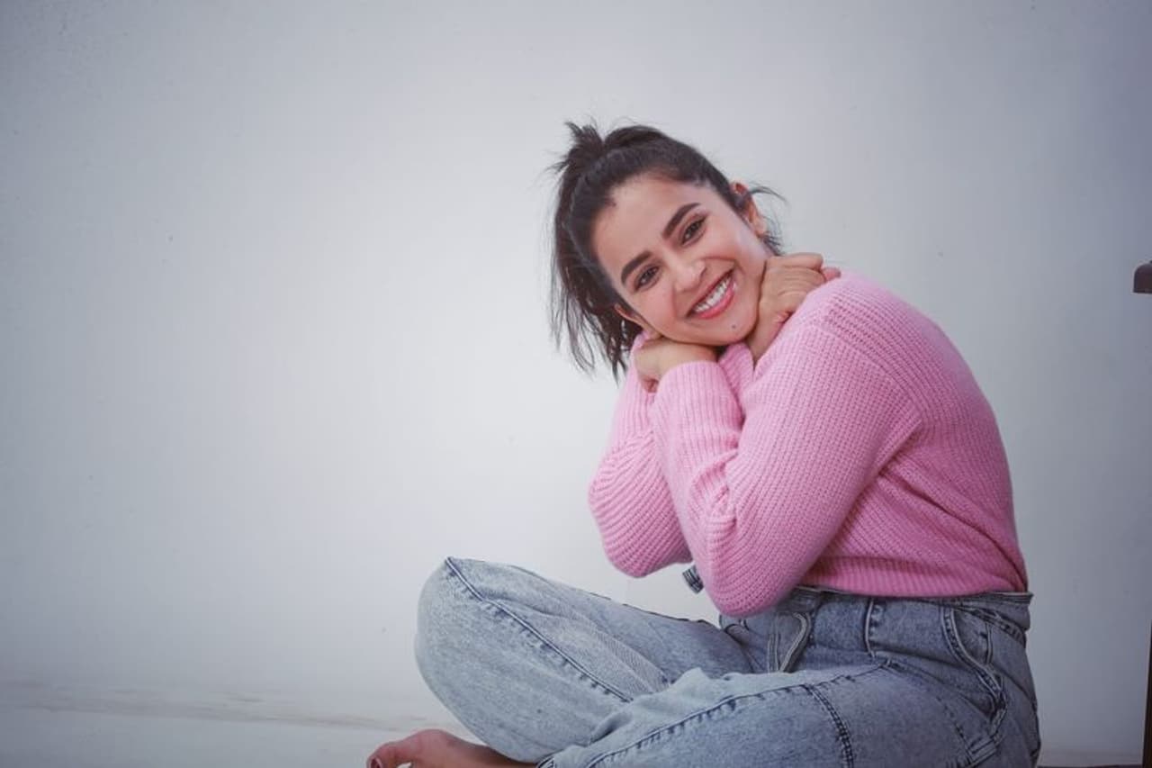 <p><br />తెలుగు అమ్మాయి కోమలి ప్రసాద్ హీరోయిన్ గా ఎదిగే ప్రయత్నాలలో ఉన్నారు. హైదరాబాద్ కి చెందిన ఈ 25 ఏళ్ల బ్యూటీ అందంతో ఆకట్టుకునే ప్రయత్నం చేస్తున్నారు. <br /> </p> <p><br />తెలుగు అమ్మాయి కోమలి ప్రసాద్ హీరోయిన్ గా ఎదిగే ప్రయత్నాలలో ఉన్నారు. హైదరాబాద్ కి చెందిన ఈ 25 ఏళ్ల బ్యూటీ అందంతో ఆకట్టుకునే ప్రయత్నం చేస్తున్నారు. <br /> </p>