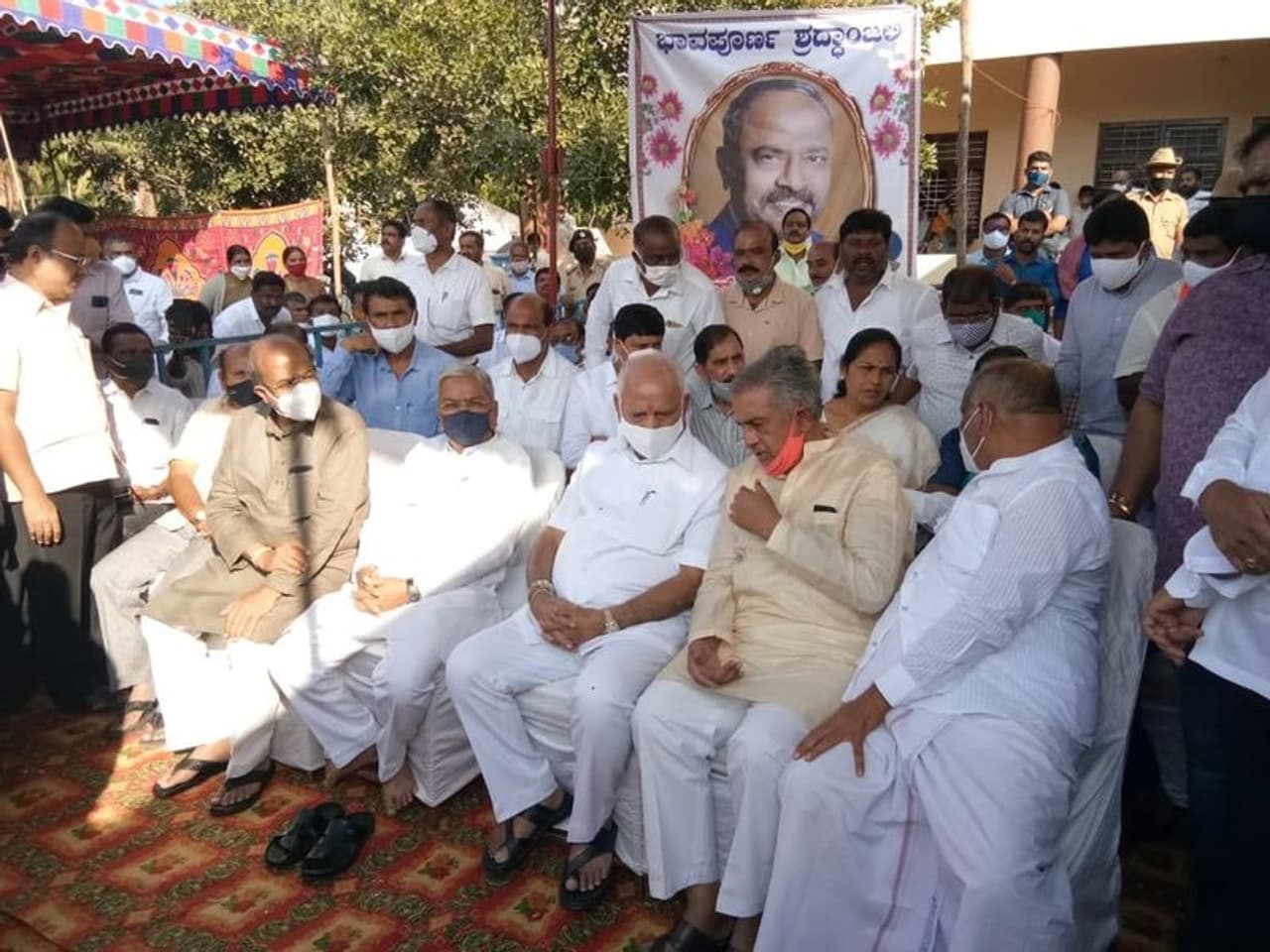 <p>&nbsp;ರಾಜಕೀಯ ನಾಯಕರು ಧರ್ಮೇಗೌಡರ ಸ್ವಕ್ಷೇತ್ರ ಸಖರಾಯಪಟ್ಟಣಕ್ಕೇ ಭೇಟಿ ನೀಡಿ ಅಂತಿಮ ನಮನ ಸಲ್ಲಿಸಿದರು.</p>