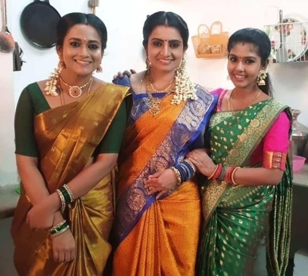 <h2><span style="font size:14px;">விஜய் டிவி தொலைக்காட்சியில் அண்ணன் தம்பிகளின் ஒற்றுமையை வெளிப்படுத்தும் வகையிலும், கூட்டு குடும்பத்தின் பாசத்தை போற்றும் வகையிலும் ஒளிபரப்பாகி வரும் சீரியல் 'பாண்டியன் ஸ்டோர்'.</span></h2> <h2><span style="font size:14px;">விஜய் டிவி தொலைக்காட்சியில் அண்ணன் தம்பிகளின் ஒற்றுமையை வெளிப்படுத்தும் வகையிலும், கூட்டு குடும்பத்தின் பாசத்தை போற்றும் வகையிலும் ஒளிபரப்பாகி வரும் சீரியல் 'பாண்டியன் ஸ்டோர்'.</span></h2>