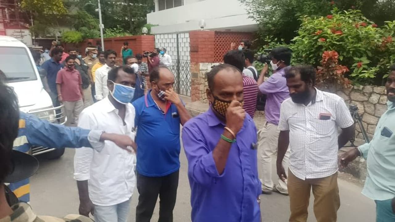 <p>பல வருடங்களாக ரஜினி அரசியலுக்கு வருவார் என காத்திருந்த ரசிகர்கள் இதனால் ஏமாற்றம் அடைத்தாலும், மனதளவில் ரஜினியின் உடல் நலனை கருத்தில் கொண்டு, அவரது முடிவை ஏற்றுக்கொண்டனர்.</p> <p>பல வருடங்களாக ரஜினி அரசியலுக்கு வருவார் என காத்திருந்த ரசிகர்கள் இதனால் ஏமாற்றம் அடைத்தாலும், மனதளவில் ரஜினியின் உடல் நலனை கருத்தில் கொண்டு, அவரது முடிவை ஏற்றுக்கொண்டனர்.</p>