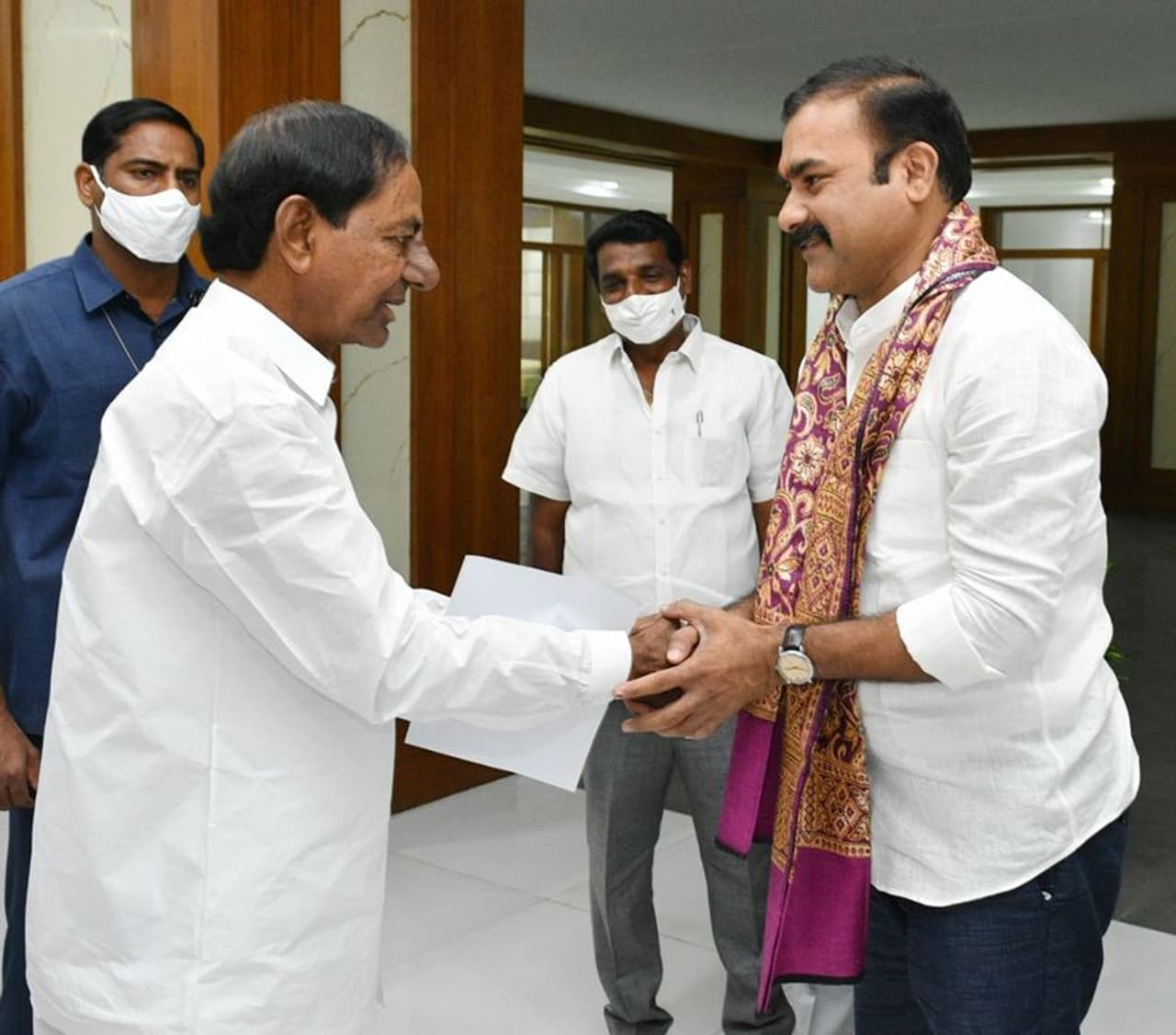 <p>టీఆర్ఎస్ నాయకుడు శ్రీధర్ రెడ్డి తన జన్మదినం సందర్భంగా మంగళవారం ప్రగతిభవన్ లో ముఖ్యమంత్రి కె.చంద్రశేఖర్ రావును కలిసి, ఆశీర్వాదం తీసుకున్నారు<br /> </p> <p>టీఆర్ఎస్ నాయకుడు శ్రీధర్ రెడ్డి తన జన్మదినం సందర్భంగా మంగళవారం ప్రగతిభవన్ లో ముఖ్యమంత్రి కె.చంద్రశేఖర్ రావును కలిసి, ఆశీర్వాదం తీసుకున్నారు<br /> </p>