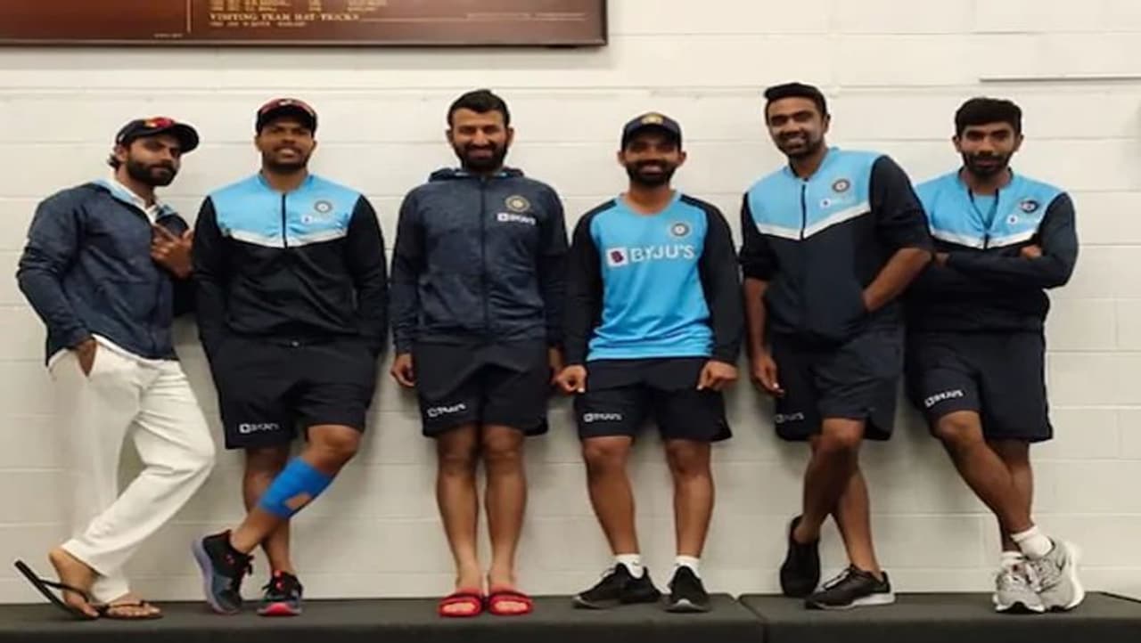 <p>బుమ్రా, జడేజా, ఉమేశ్ యాదవ్, అజింకా రహానే, బుమ్రాలతో కలిసి దిగిన ఫోటోను షేర్ చేసిన రవిచంద్రన్ అశ్విన్... ‘గోడకు అటు తిరిగి ఉన్నప్పుడు, నీ వీపును దానికి ఒరిగించు... ఆ సపోర్టును ఎంజాయ్ చెయ్... జట్టంతా కలిసి అద్భుతంగా ఆడింది. ఇది నూటి నూరు శాతం దక్కిన సంపూర్ణ విజయం...’ అంటూ ట్వీట్ చేశాడు.</p> <p>బుమ్రా, జడేజా, ఉమేశ్ యాదవ్, అజింకా రహానే, బుమ్రాలతో కలిసి దిగిన ఫోటోను షేర్ చేసిన రవిచంద్రన్ అశ్విన్... ‘గోడకు అటు తిరిగి ఉన్నప్పుడు, నీ వీపును దానికి ఒరిగించు... ఆ సపోర్టును ఎంజాయ్ చెయ్... జట్టంతా కలిసి అద్భుతంగా ఆడింది. ఇది నూటి నూరు శాతం దక్కిన సంపూర్ణ విజయం...’ అంటూ ట్వీట్ చేశాడు.</p>