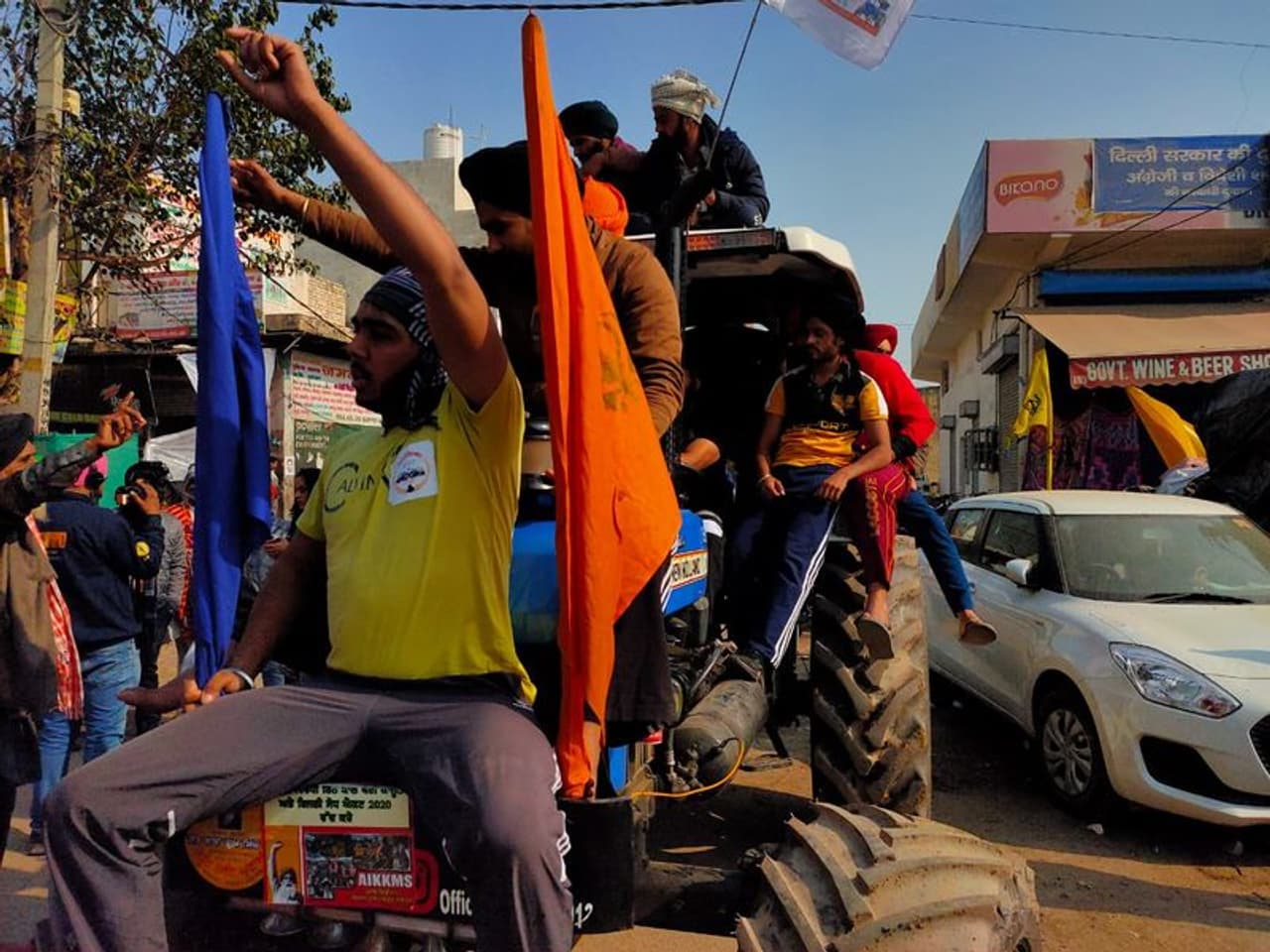 <p>വിവാദമായ കേന്ദ്ര കാര്ഷിക നിയമങ്ങള് പിന്വലിക്കാന് ആവശ്യപ്പെട്ട് കഴിഞ്ഞ മാസം 26 ാം തിയതിയാണ് കര്ഷകര് ദില്ലി ജന്തര്മന്ദിറിലേക്ക് മാര്ച്ച് ആരംഭിച്ചത്. എന്നാല് ദില്ലി അതിര്ത്തിയായ സിംഗുവില് വച്ച് കര്ഷക മാര്ച്ച് കേന്ദ്രസര്ക്കാറിന് കീഴിലുള്ള ദില്ലി പൊലീസും അര്ദ്ധസൈനീക വിഭാഗമായ സിആര്പിഎഫും ചേര്ന്ന് തടഞ്ഞു. </p> <p>വിവാദമായ കേന്ദ്ര കാര്ഷിക നിയമങ്ങള് പിന്വലിക്കാന് ആവശ്യപ്പെട്ട് കഴിഞ്ഞ മാസം 26 ാം തിയതിയാണ് കര്ഷകര് ദില്ലി ജന്തര്മന്ദിറിലേക്ക് മാര്ച്ച് ആരംഭിച്ചത്. എന്നാല് ദില്ലി അതിര്ത്തിയായ സിംഗുവില് വച്ച് കര്ഷക മാര്ച്ച് കേന്ദ്രസര്ക്കാറിന് കീഴിലുള്ള ദില്ലി പൊലീസും അര്ദ്ധസൈനീക വിഭാഗമായ സിആര്പിഎഫും ചേര്ന്ന് തടഞ്ഞു. </p>