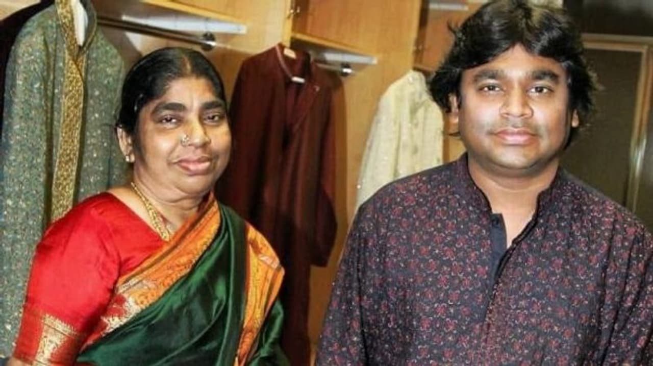 <p>தமிழில் மட்டுமல்லாது ஹாலிவுட் வரை சென்று வெற்றிக் கொடி நாட்டி, ஆஸ்கர் விருதுகள் மூலமாக தமிழர்களை தலை நிமிரவைத்தவர் இசைப்புயல் ஏ.ஆர்.ரகுமான். கடந்த இரு தினங்களுக்கு முன்பு அவருடைய தாயார் கரீமா பேகம் காலமானார். உடல் நலக்குறைவு காரணமாக நீண்ட நாட்களாக வீட்டிலேயே சிகிச்சை பெற்று வந்த கரீமா பேகம் மரணமடைந்தார். </p> <p>தமிழில் மட்டுமல்லாது ஹாலிவுட் வரை சென்று வெற்றிக் கொடி நாட்டி, ஆஸ்கர் விருதுகள் மூலமாக தமிழர்களை தலை நிமிரவைத்தவர் இசைப்புயல் ஏ.ஆர்.ரகுமான். கடந்த இரு தினங்களுக்கு முன்பு அவருடைய தாயார் கரீமா பேகம் காலமானார். உடல் நலக்குறைவு காரணமாக நீண்ட நாட்களாக வீட்டிலேயே சிகிச்சை பெற்று வந்த கரீமா பேகம் மரணமடைந்தார். </p>