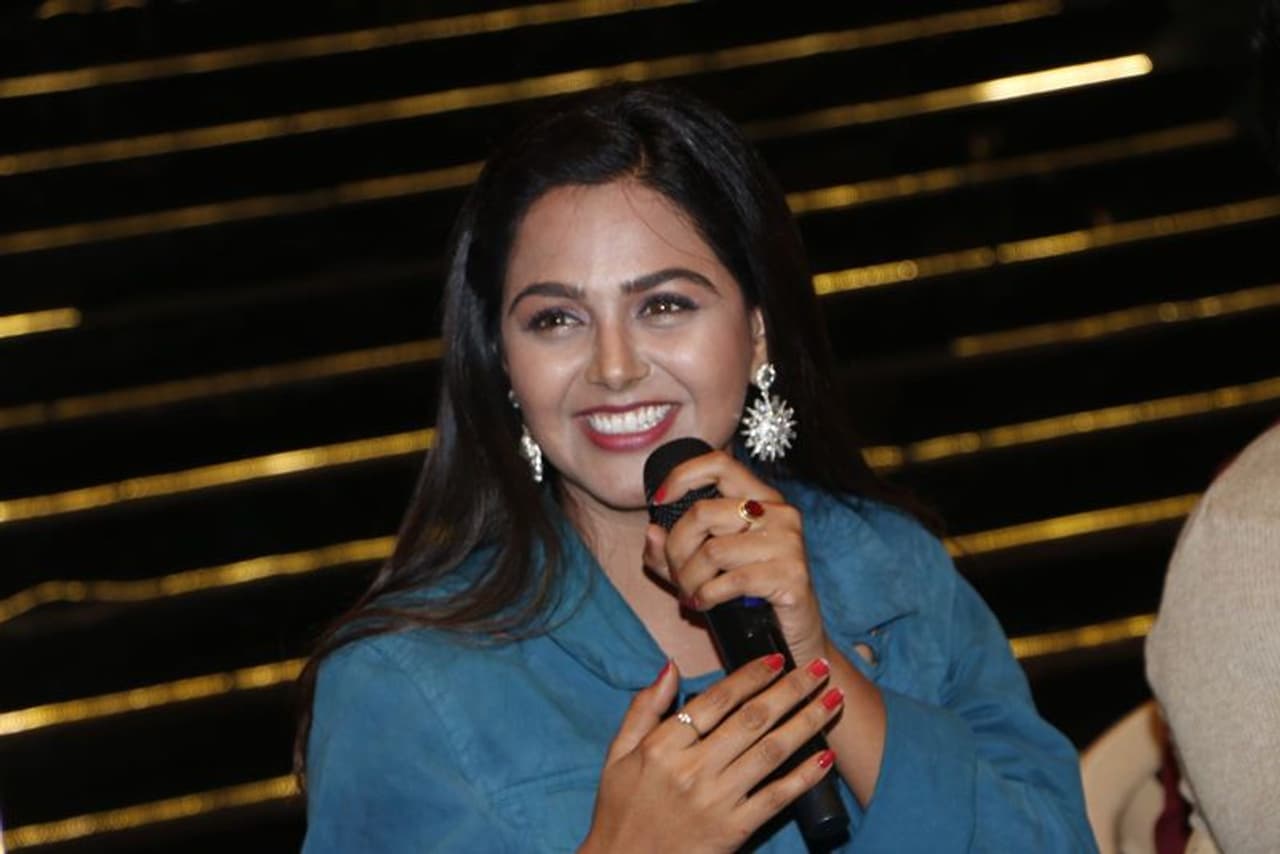 <p style="text align: justify;">హౌస్ లో ప్రేమ జంట మోనాల్, అఖిల్ సమయం దొరికితే చాలు రొమాన్స్ తో రెచ్చిపోయేవారు. రోజంతా మోనాల్, అఖిల్ తో గడపడానికి ఇష్టపడేవారు. ఇక మోనాల్ ఎలిమినేషన్ రోజైతే డ్రామా మరింత రసవత్తరంగా మారింది. మోనాల్ ఎలిమినేషన్ తో అఖిల్ షాక్ కి గురవగా, మోనాల్ అతనికి టైట్ హగ్స్ ఇచ్చి బయటికి వెళ్లారు.</p> <p style="text align: justify;">హౌస్ లో ప్రేమ జంట మోనాల్, అఖిల్ సమయం దొరికితే చాలు రొమాన్స్ తో రెచ్చిపోయేవారు. రోజంతా మోనాల్, అఖిల్ తో గడపడానికి ఇష్టపడేవారు. ఇక మోనాల్ ఎలిమినేషన్ రోజైతే డ్రామా మరింత రసవత్తరంగా మారింది. మోనాల్ ఎలిమినేషన్ తో అఖిల్ షాక్ కి గురవగా, మోనాల్ అతనికి టైట్ హగ్స్ ఇచ్చి బయటికి వెళ్లారు.</p>