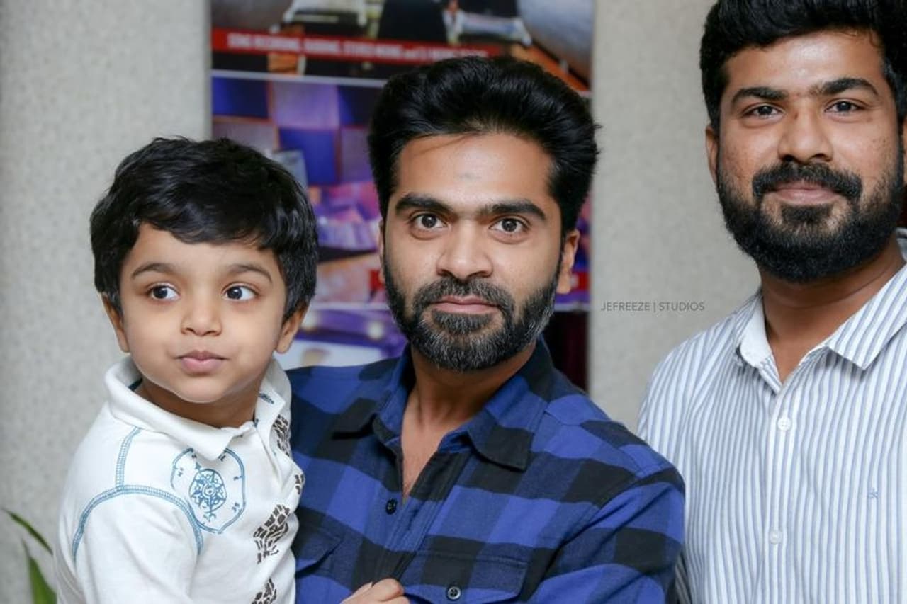 <p>அப்பா டி.ராஜேந்தர் படங்களில் குழந்தை நட்சத்திரமாக அறிமுகமாகி லிட்டில் சூப்பர் ஸ்டாராக வலம் வந்து தற்போது தமிழ் சினிமாவை எஸ்.டி.ஆராக கலக்கிக் கொண்டிருக்கிறார் நடிகர் சிம்பு. அடுத்தடுத்த தோல்விகளுக்குப் பிறகு உடல் எடையை கணிசமாக குறைத்து மீண்டும் பட்டையைக் கிளப்ப ஆரம்பித்துள்ளார். </p> <p>அப்பா டி.ராஜேந்தர் படங்களில் குழந்தை நட்சத்திரமாக அறிமுகமாகி லிட்டில் சூப்பர் ஸ்டாராக வலம் வந்து தற்போது தமிழ் சினிமாவை எஸ்.டி.ஆராக கலக்கிக் கொண்டிருக்கிறார் நடிகர் சிம்பு. அடுத்தடுத்த தோல்விகளுக்குப் பிறகு உடல் எடையை கணிசமாக குறைத்து மீண்டும் பட்டையைக் கிளப்ப ஆரம்பித்துள்ளார். </p>